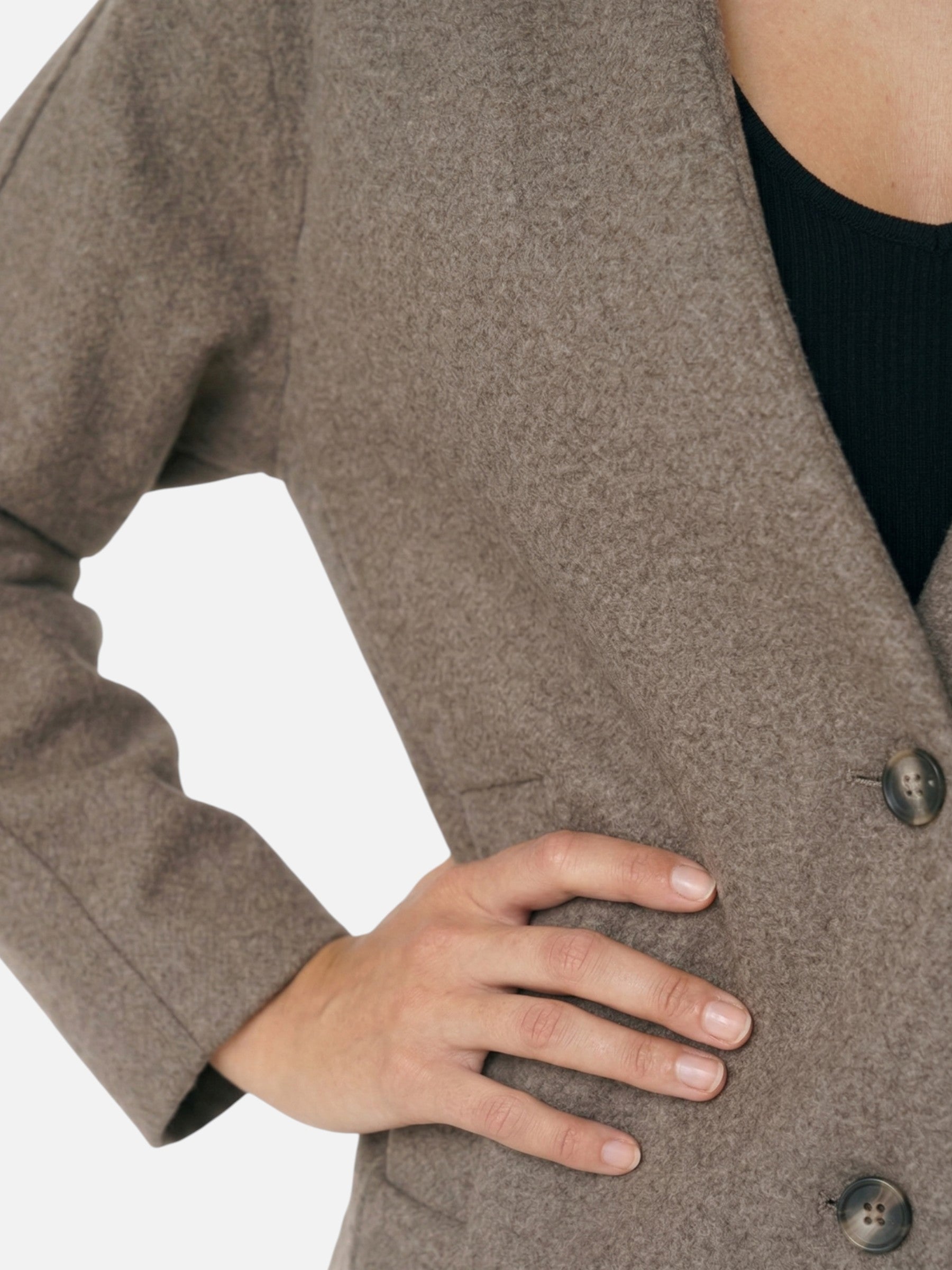 Blazer femme boutonné avec poches et col V – style moderne