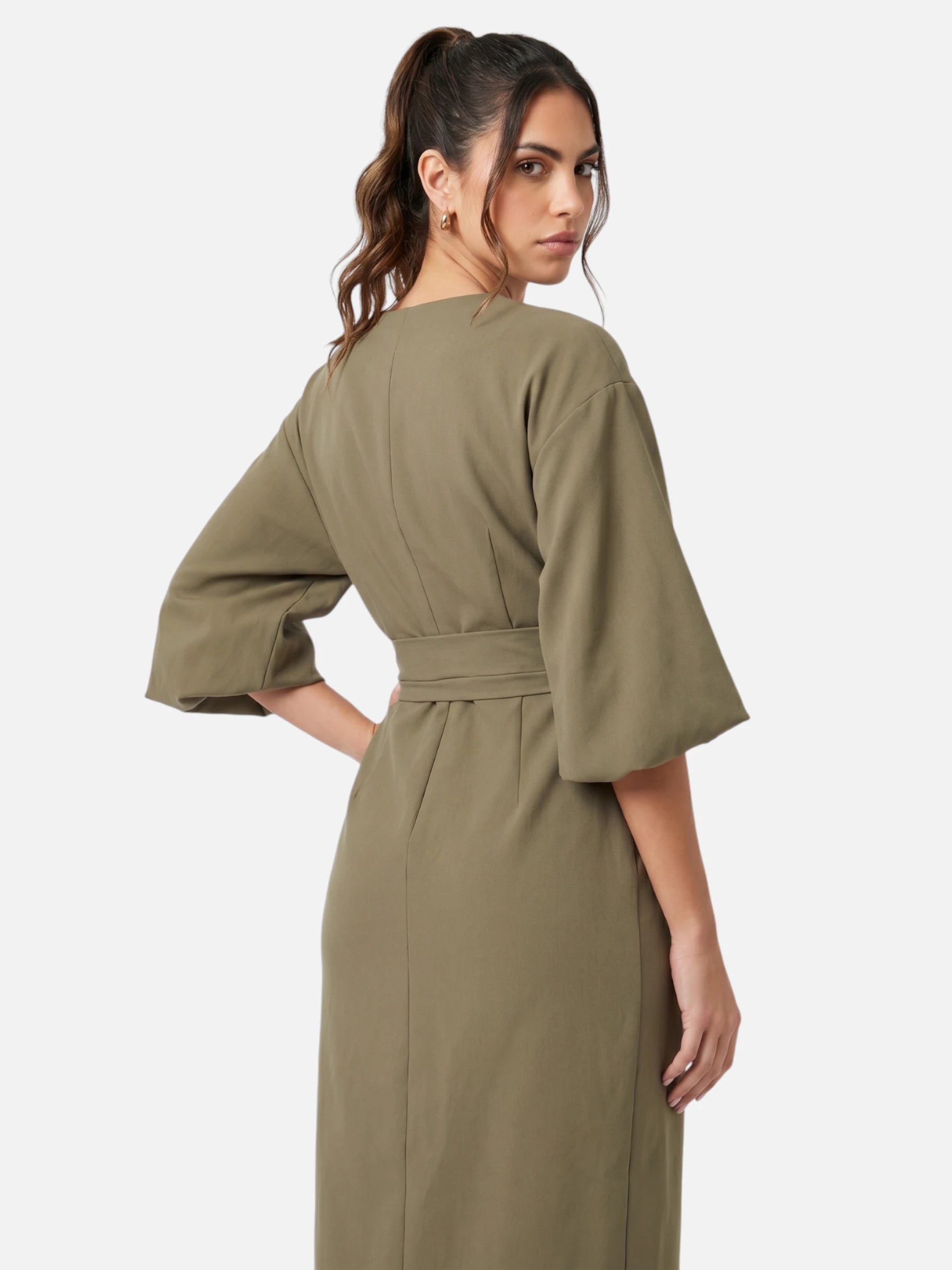 Robe midi ceinturée – manches kimono et jupe portefeuille