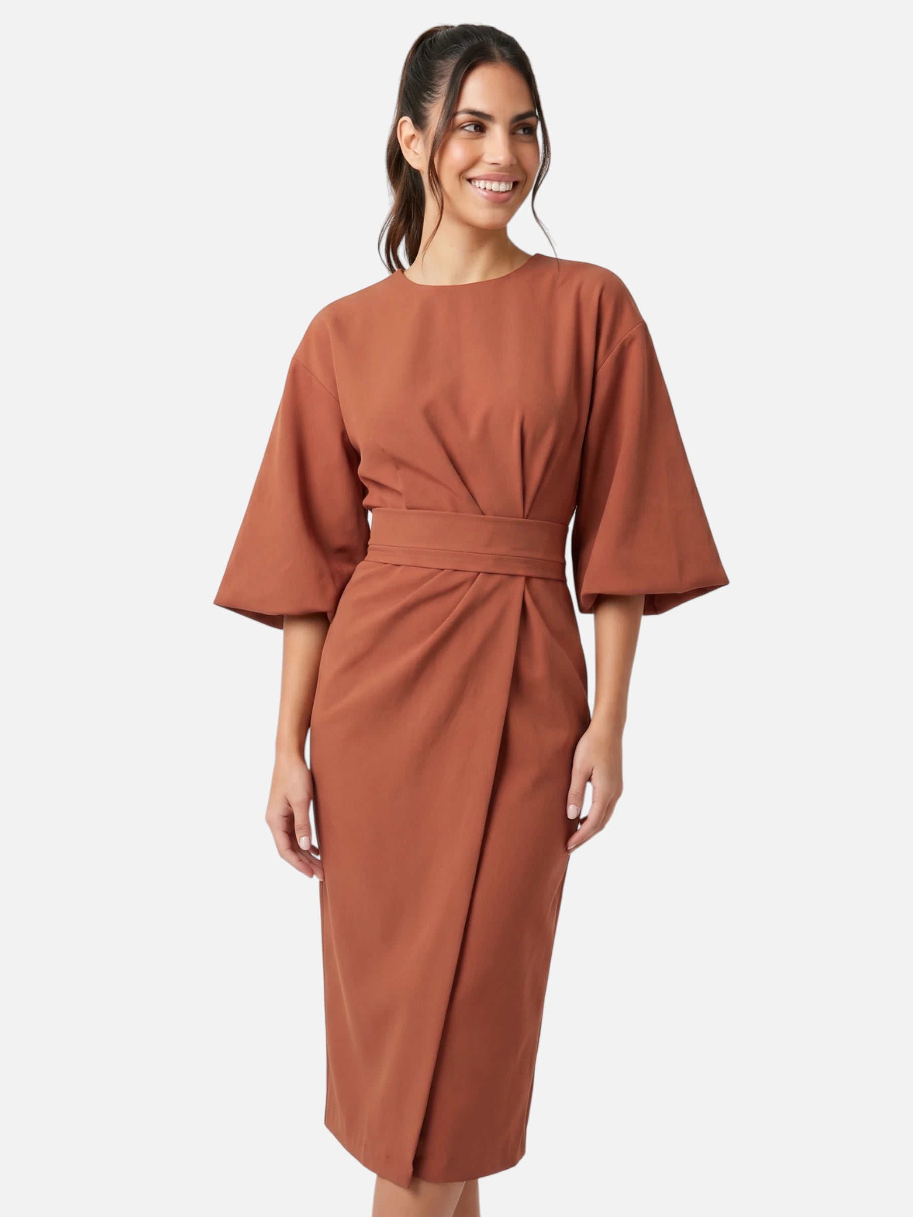 Robe midi ceinturée – manches kimono et jupe portefeuille
