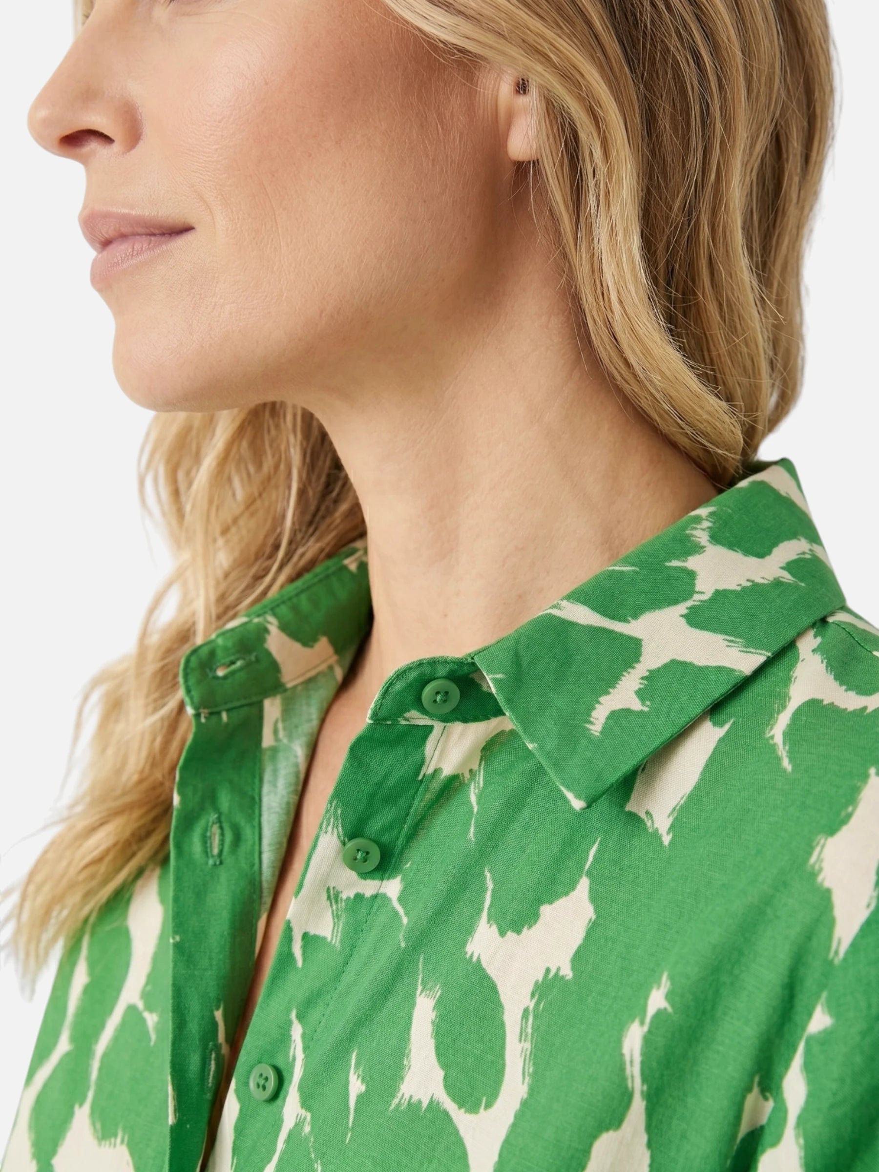 Robe chemise verte imprimé graphique et manches retroussées