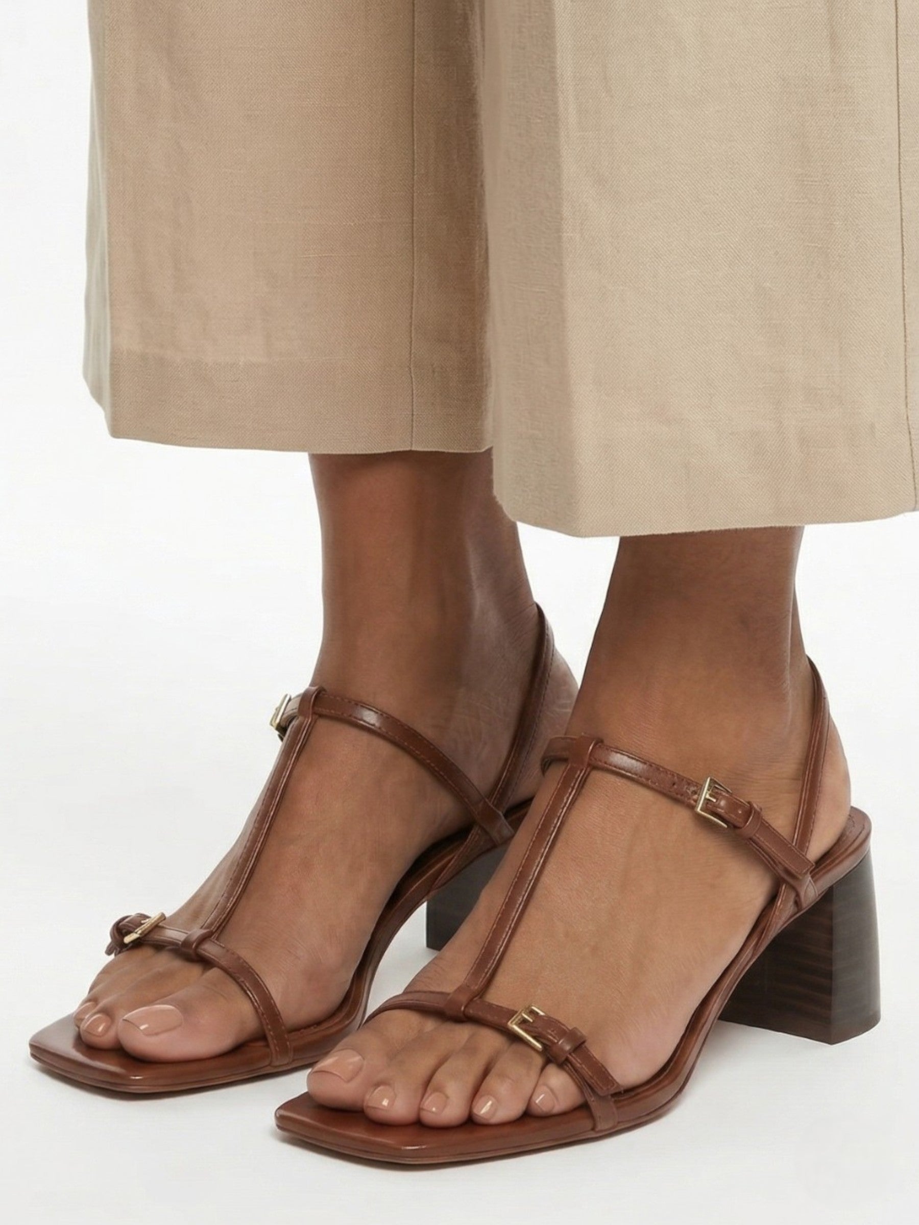 Elegant square-heeled sandals with thin straps and adjustable buckle for women