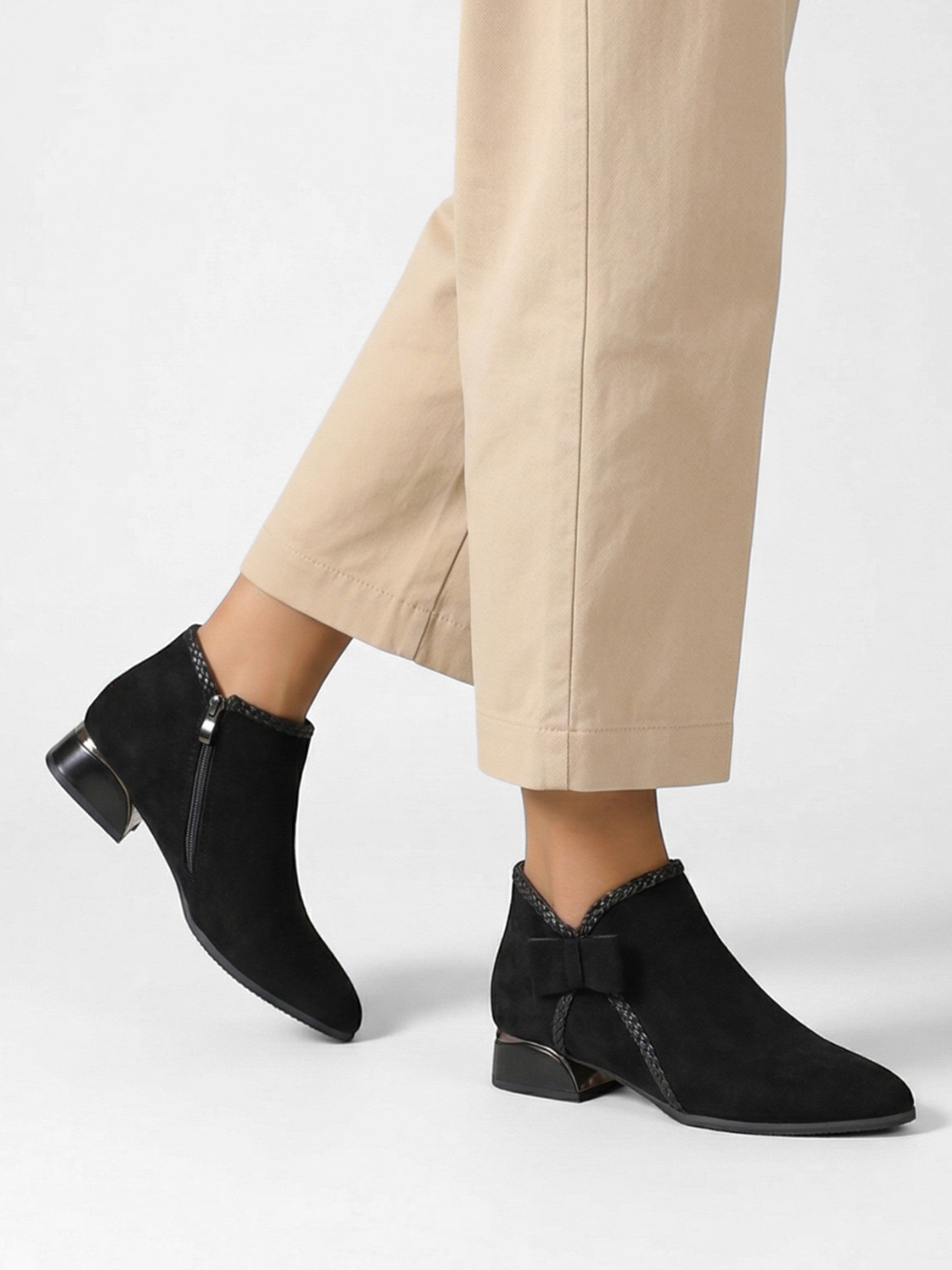 Elegant low-heeled ankle boots with zipper closure and decorative bow for women