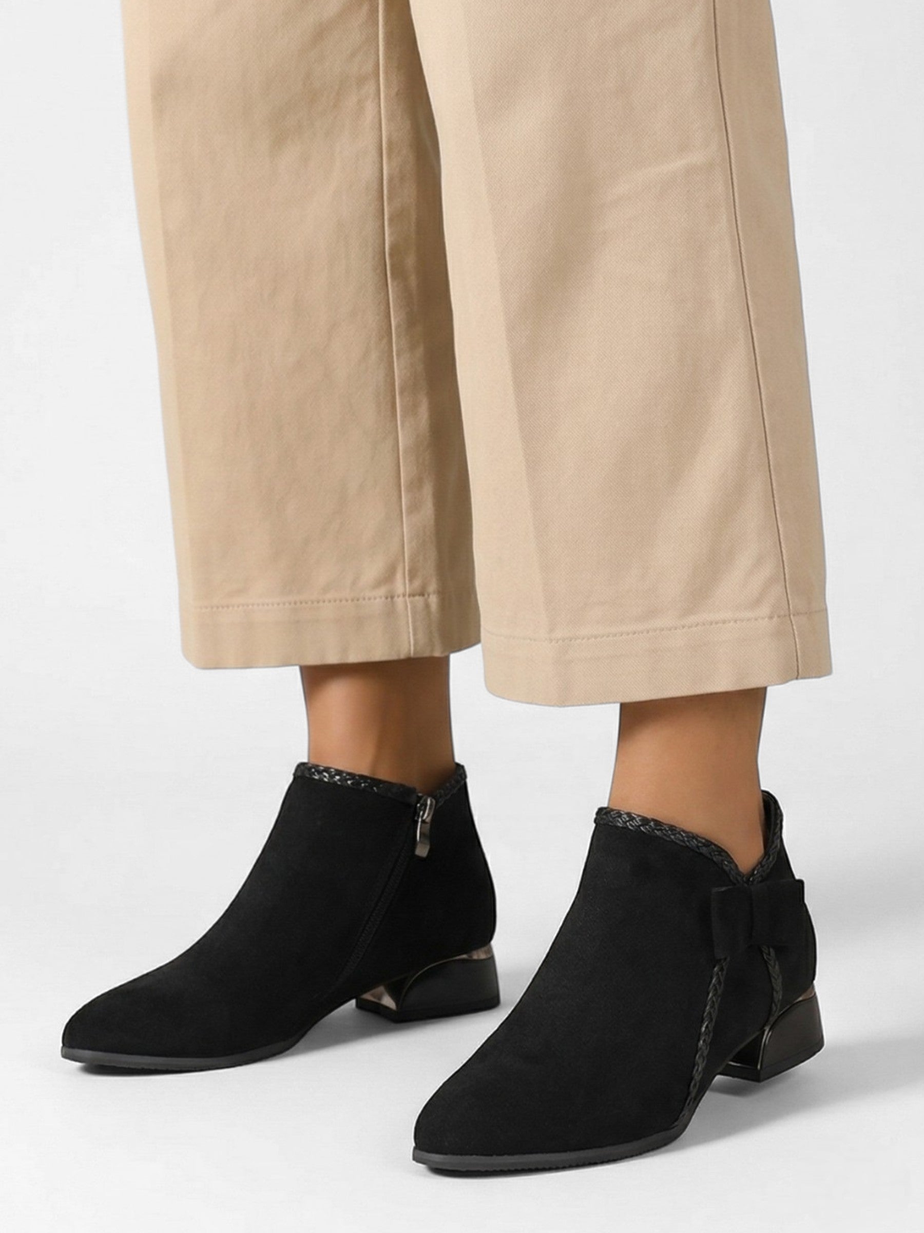 Elegant low-heeled ankle boots with zipper closure and decorative bow for women