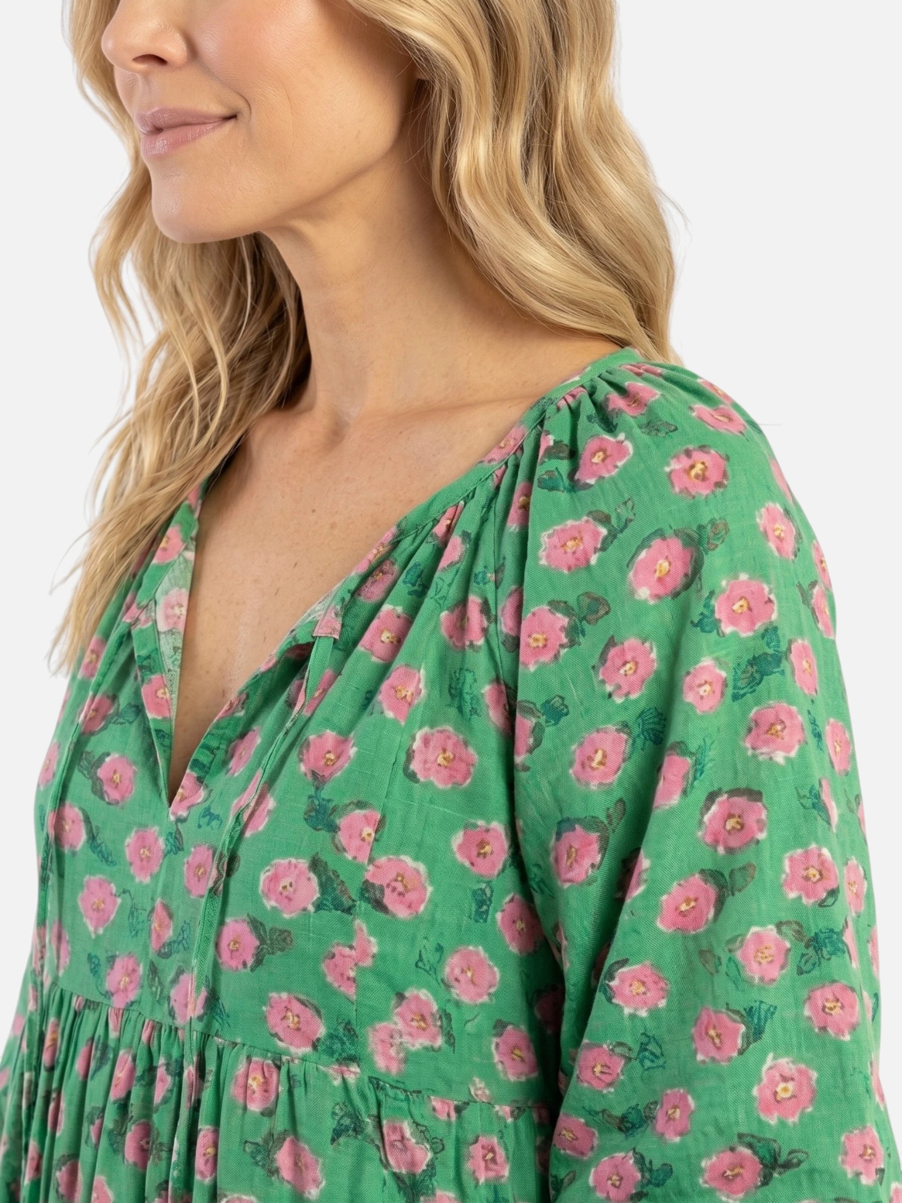 Robe longue verte imprimé floral col en V et jupe à volants