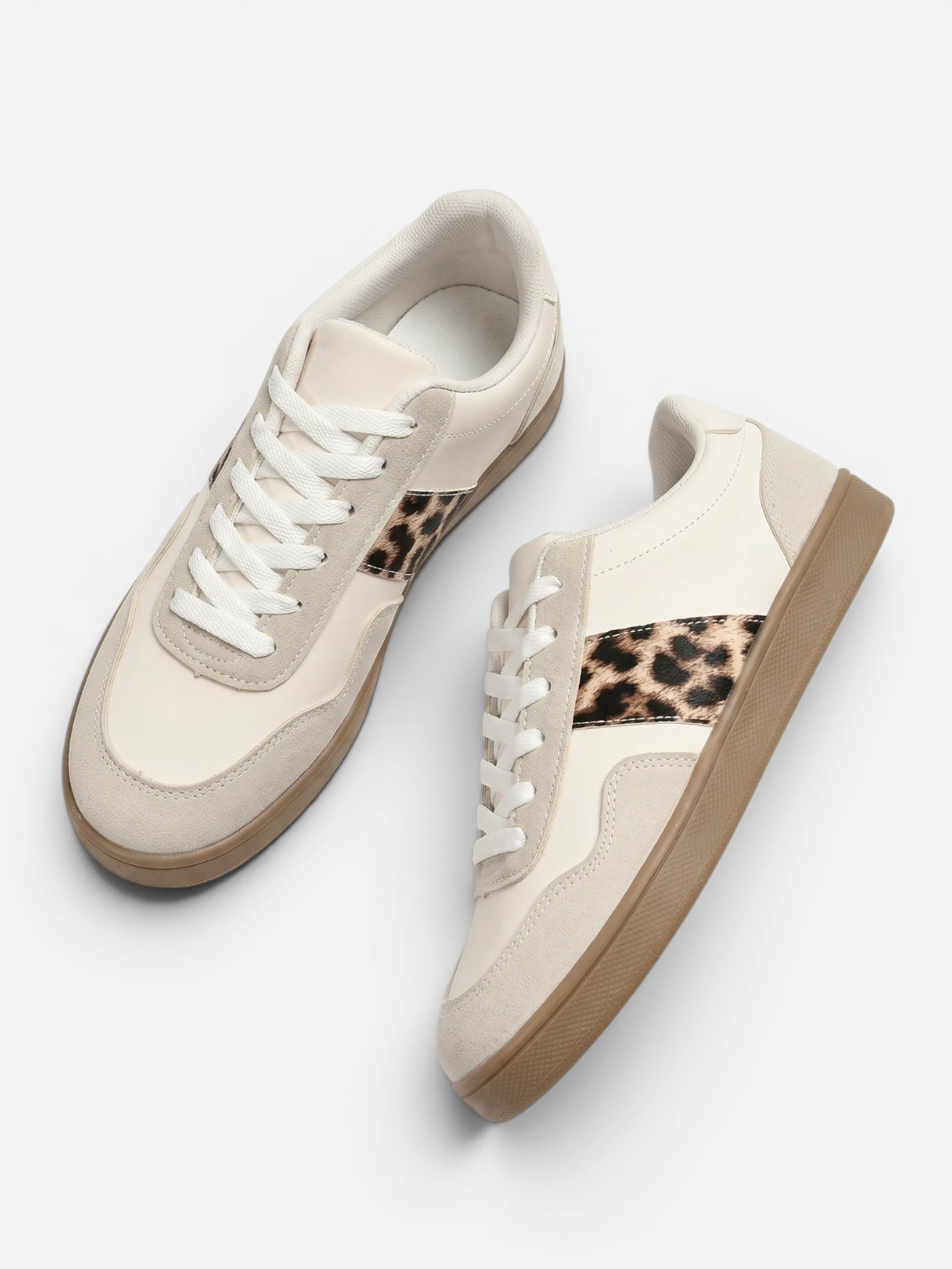 Women's retro-style sneakers with leopard stripe and rubber sole