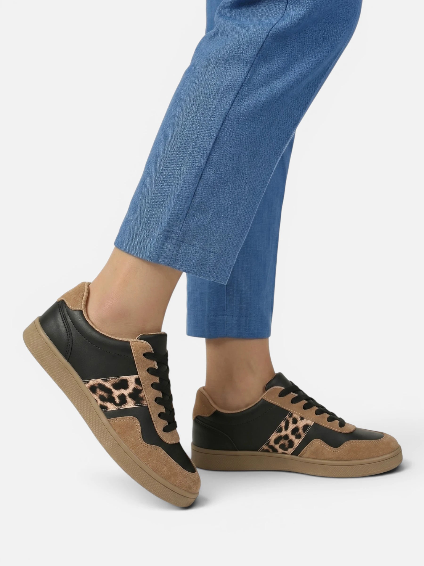 Women's retro-style sneakers with leopard stripe and rubber sole