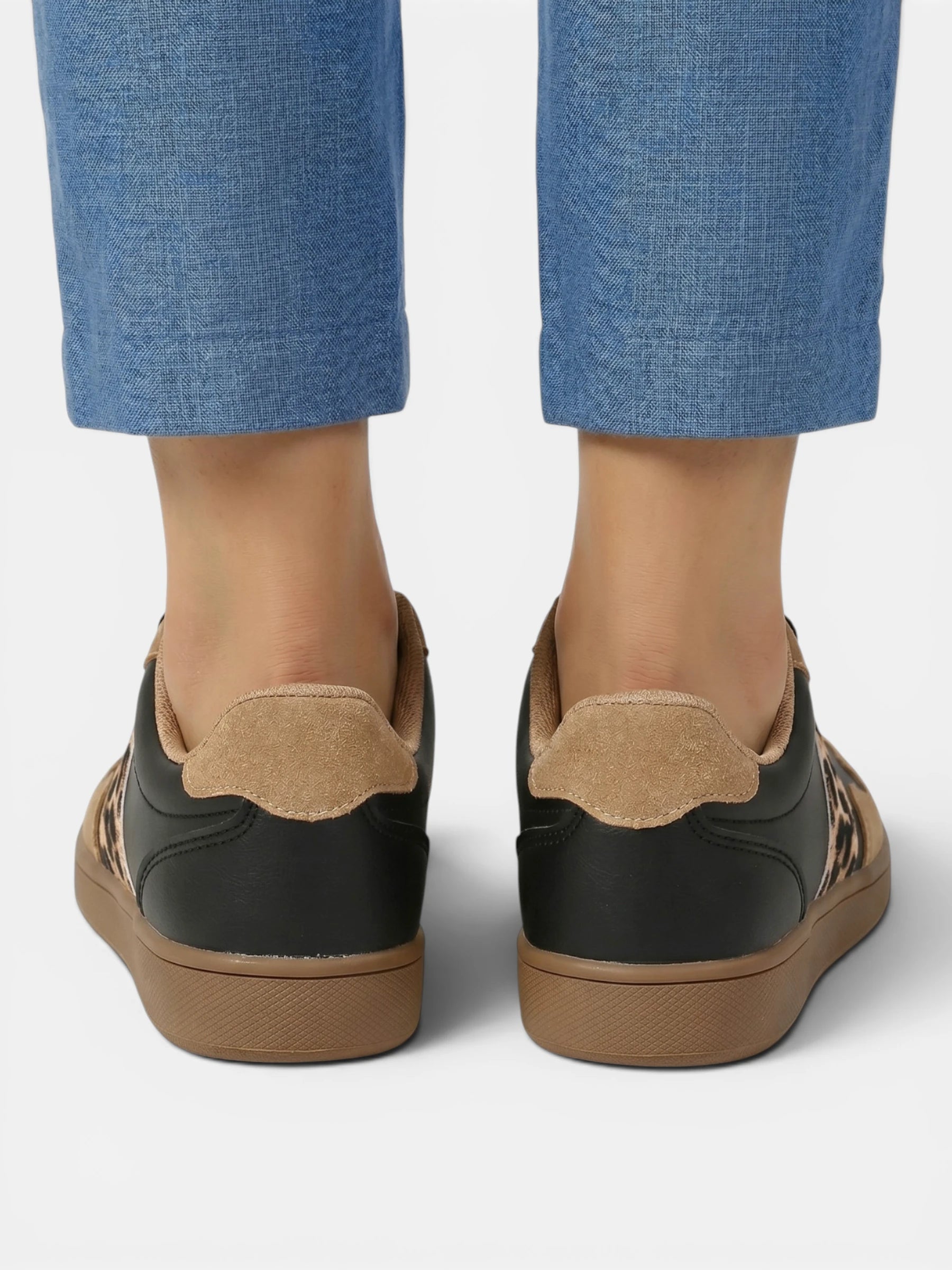 Women's retro-style sneakers with leopard stripe and rubber sole