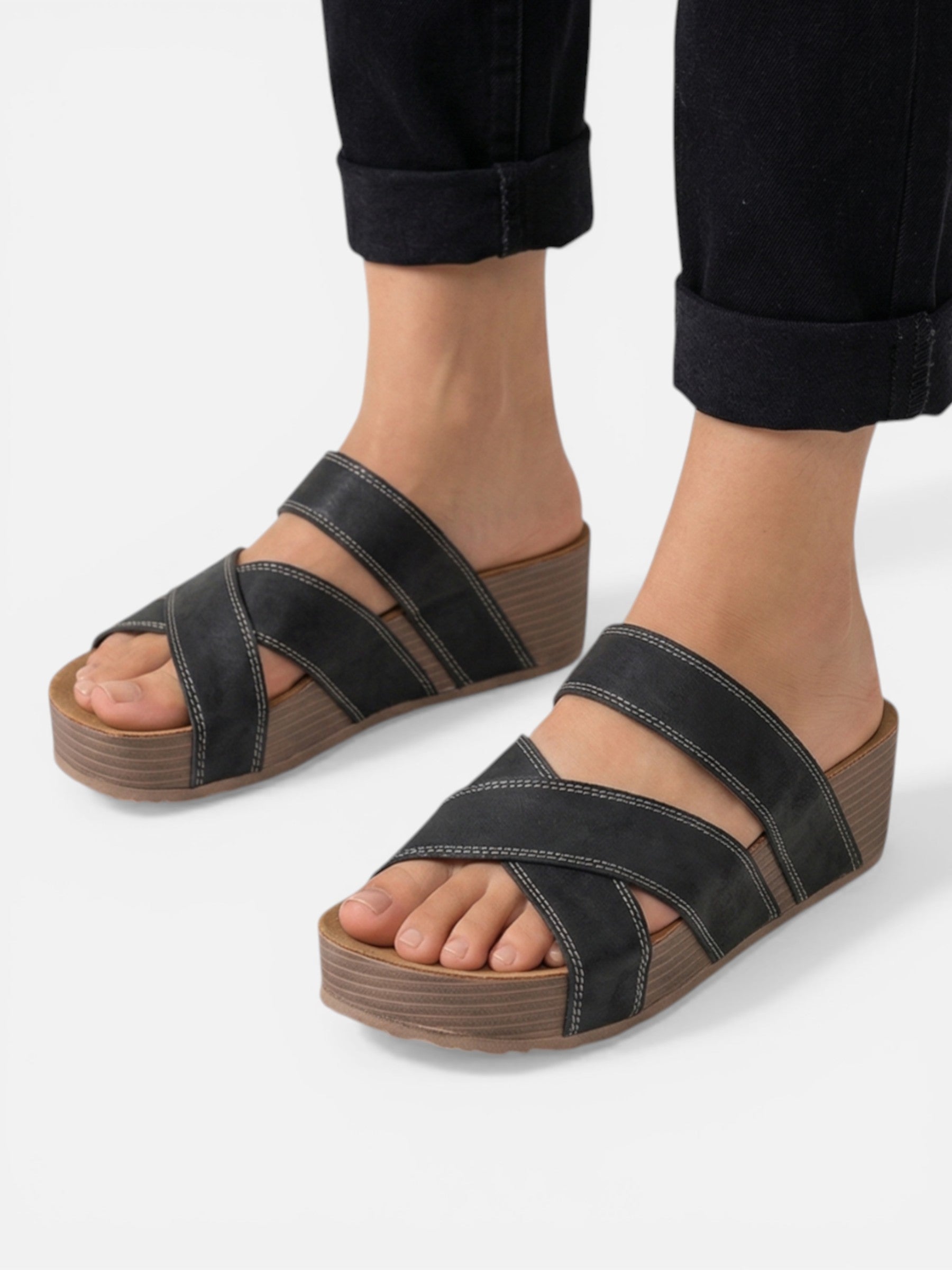 Comfortable wedge sandals for women with crossed straps and leather effect