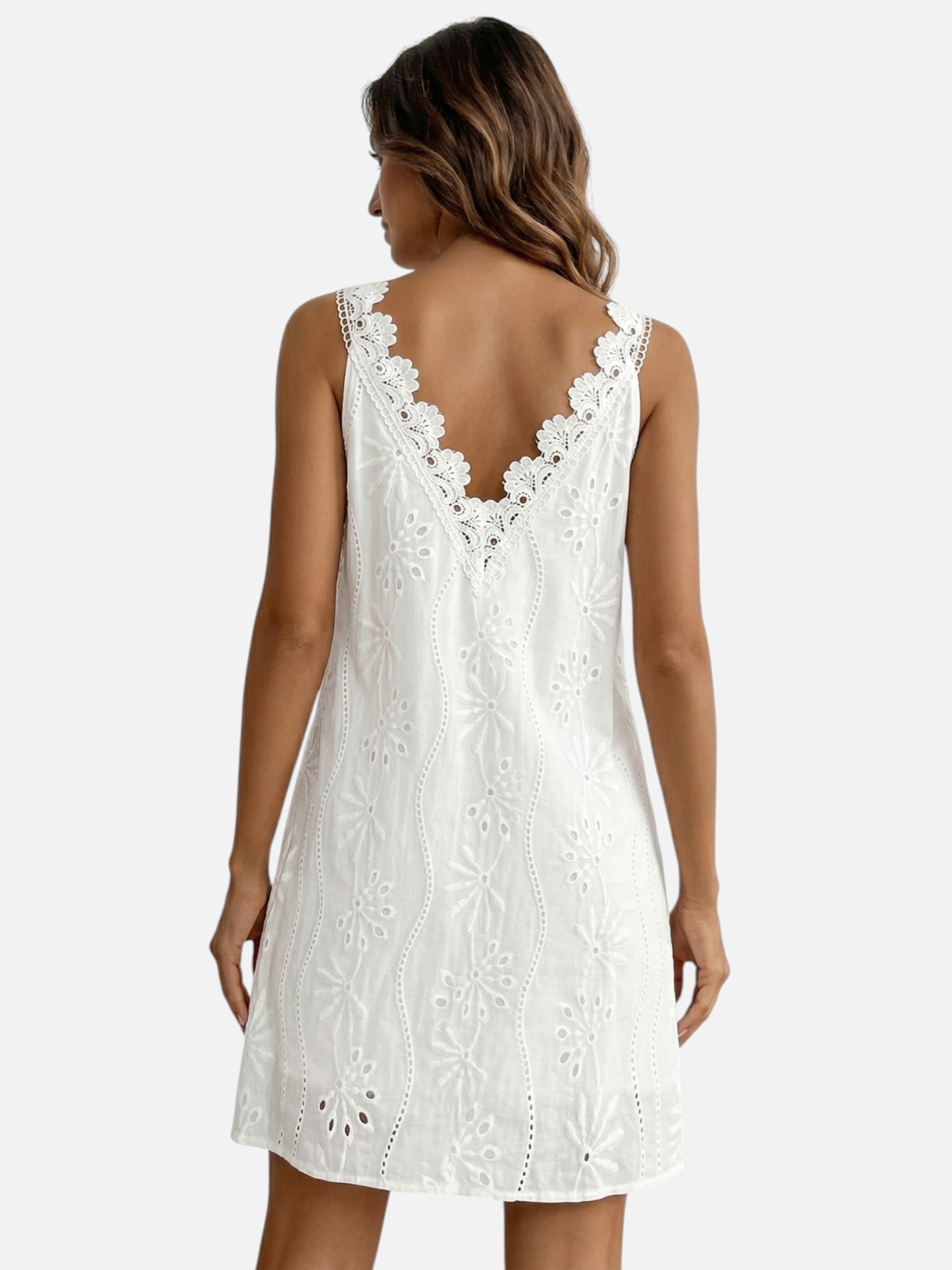 Robe blanche brodée femme coupe évasée style été élégant