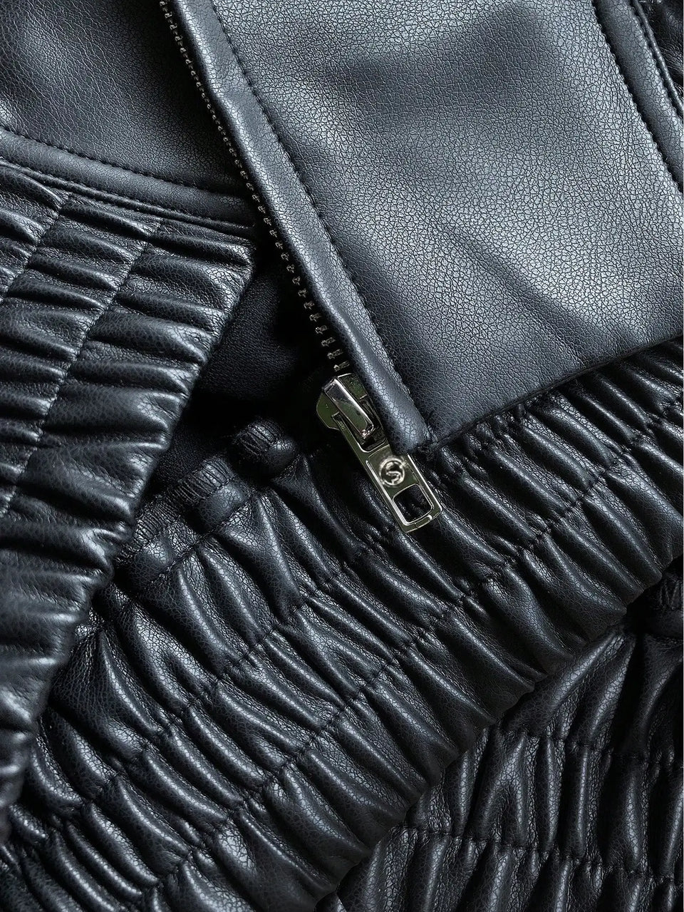 Veste noire en similicuir pour femme — Élégance moderne et confort d’Automne