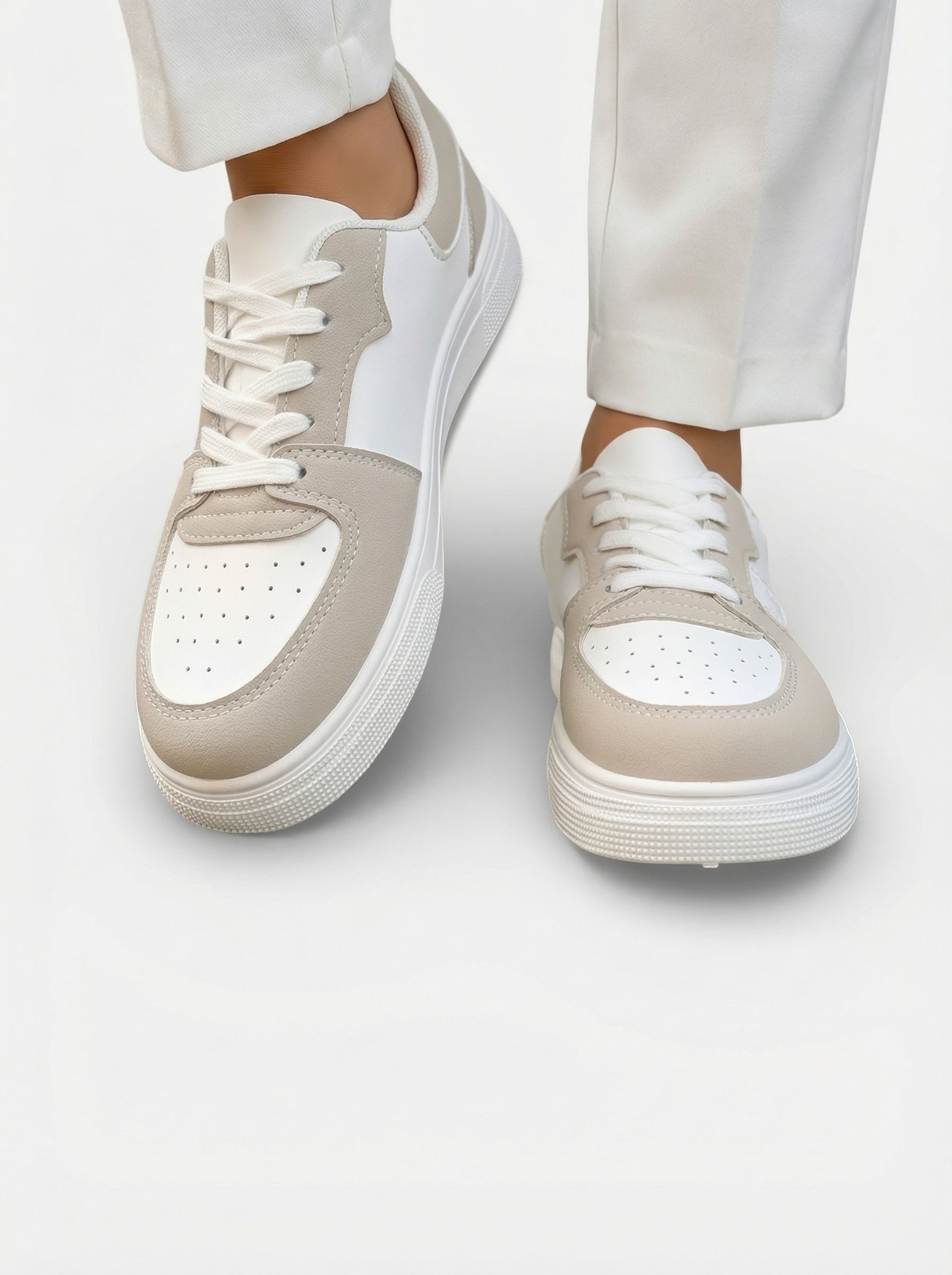 Baskets modernes à lacets avec semelle épaisse beige et blanc pour femme