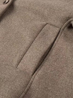 Dámský zapínaný blazer s kapsami a výstřihem do V – moderní styl