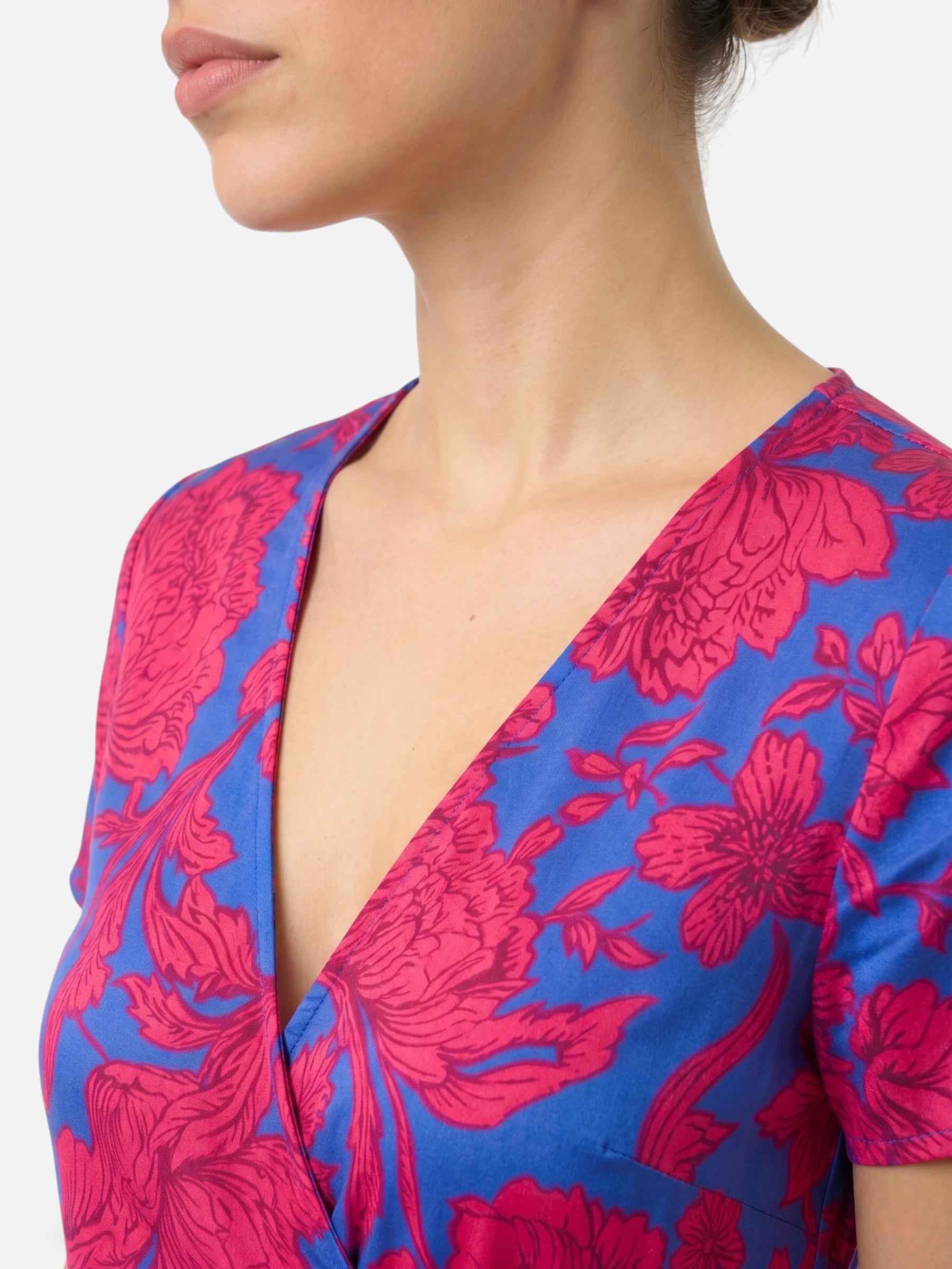 Robe longue portefeuille fleurie manches courtes et ceinture nouée