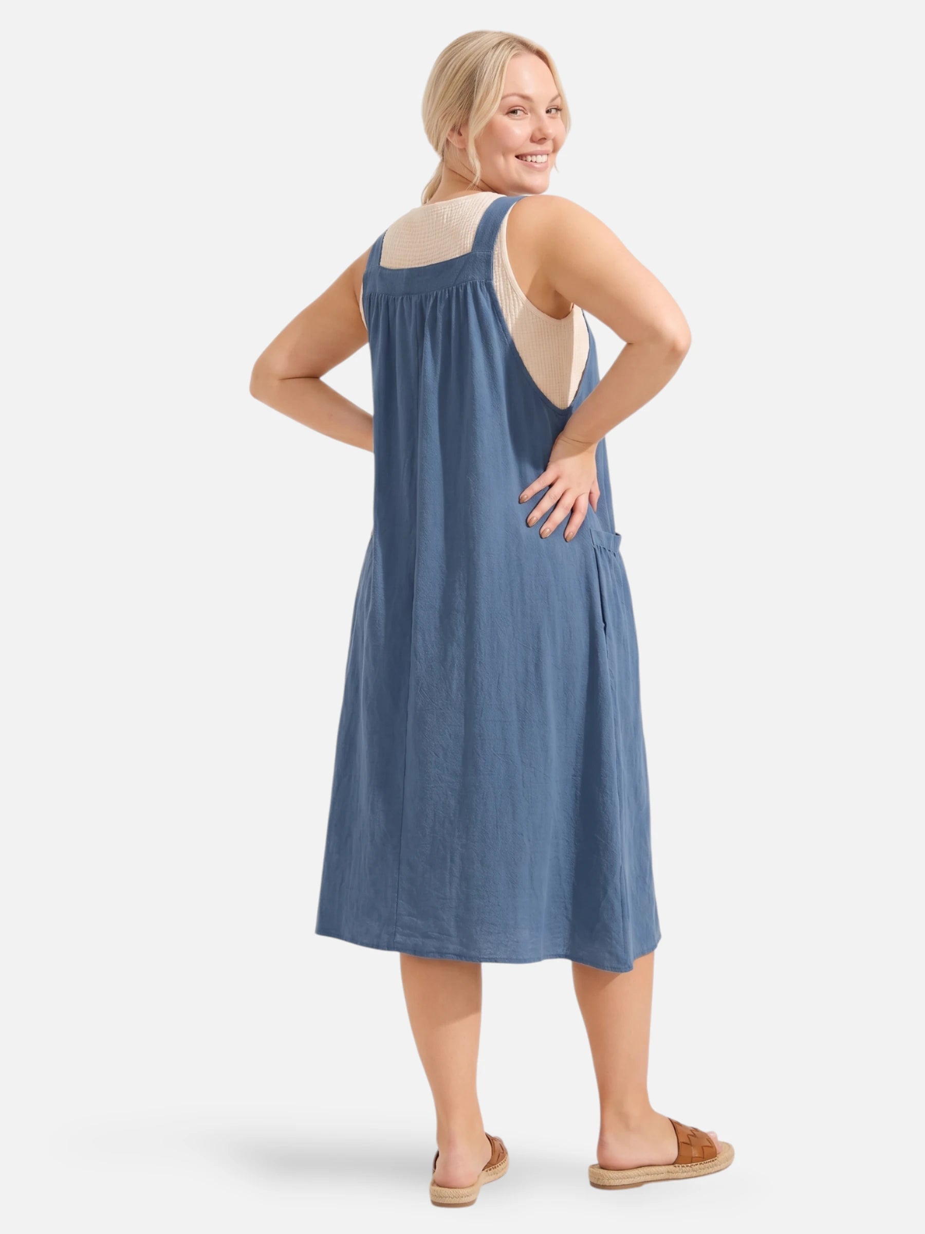 Vestido tipo peto midi – tirantes ajustables y bolsillos laterales