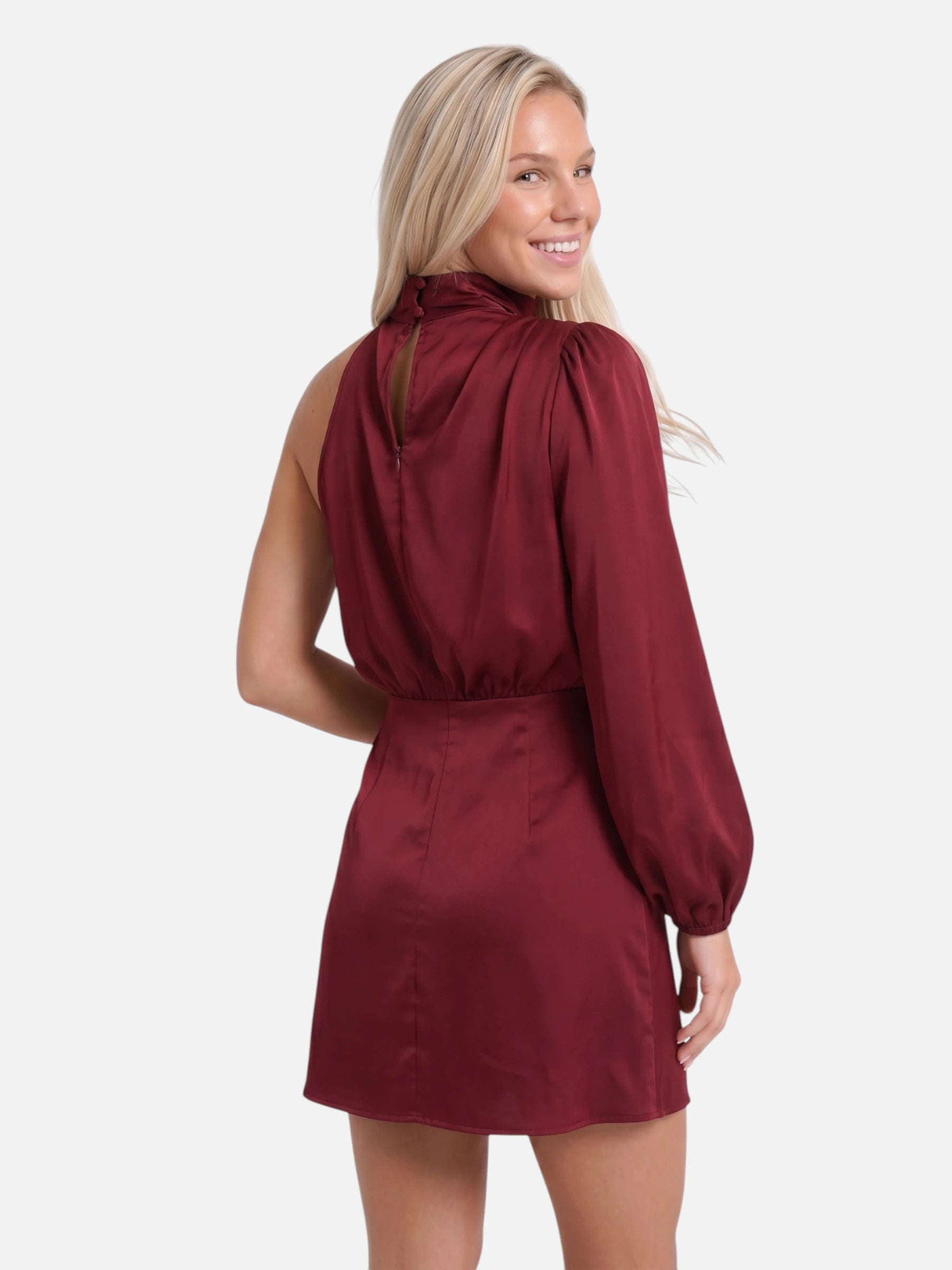 Robe mini satin col montant – coupe asymétrique et épaule dénudée