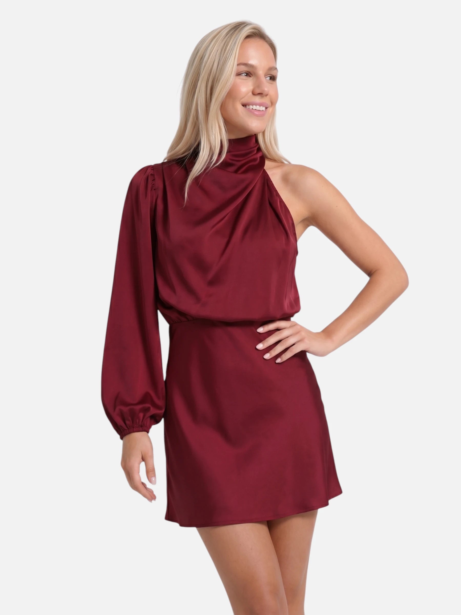 Robe mini satin col montant – coupe asymétrique et épaule dénudée