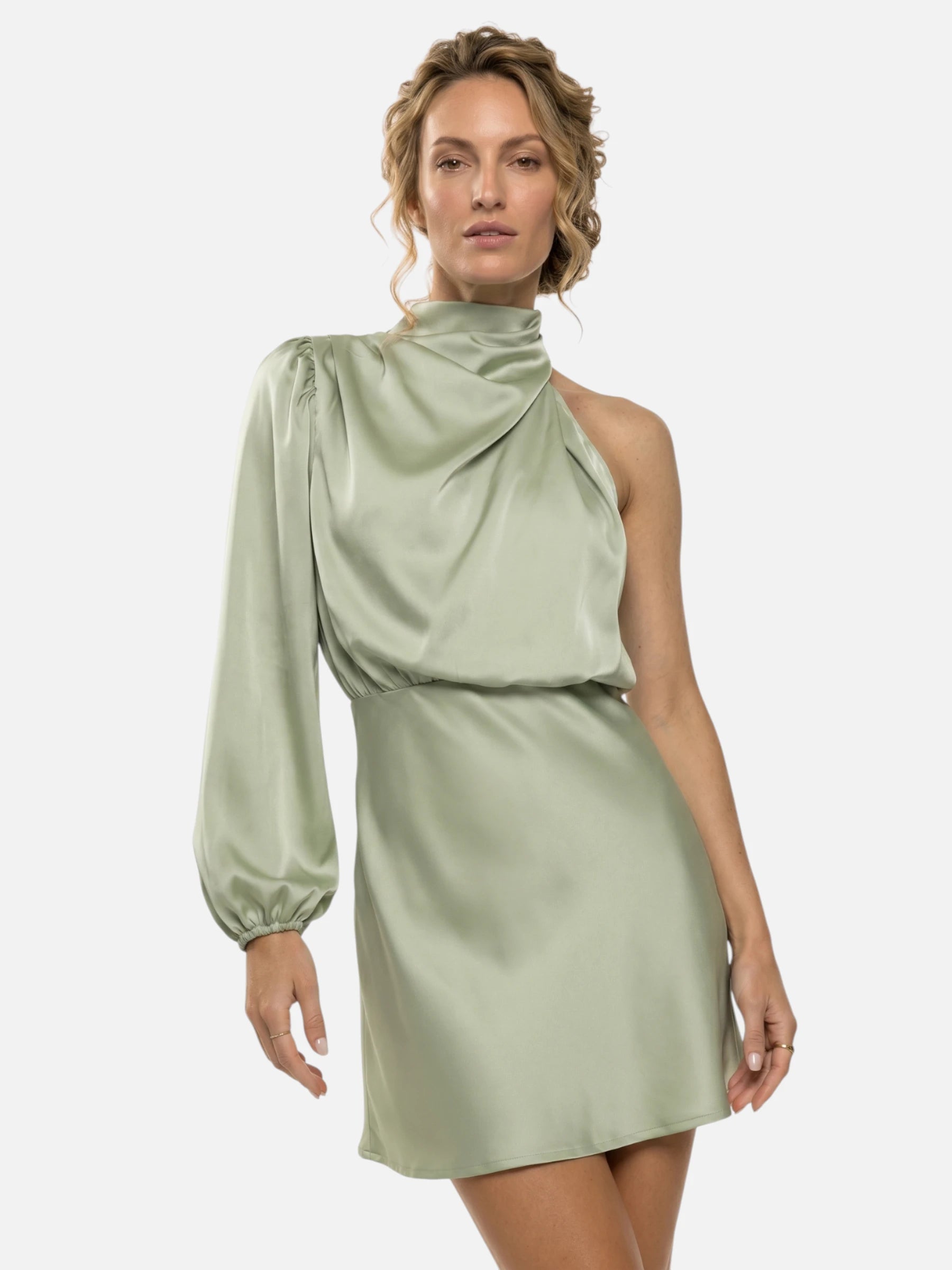 Vestido mini de satén con cuello alto – corte asimétrico y hombro descubierto