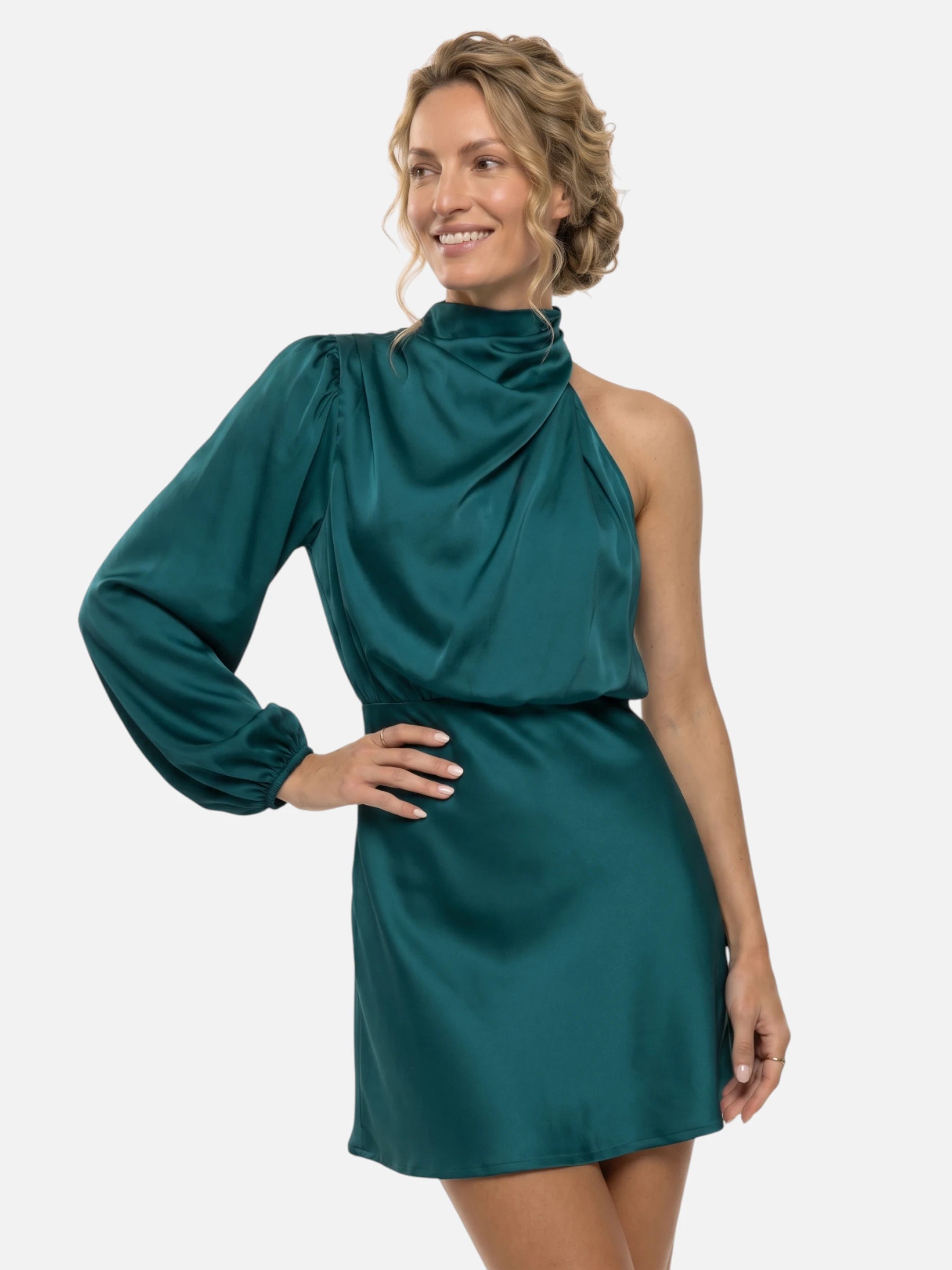 Vestido mini de satén con cuello alto – corte asimétrico y hombro descubierto