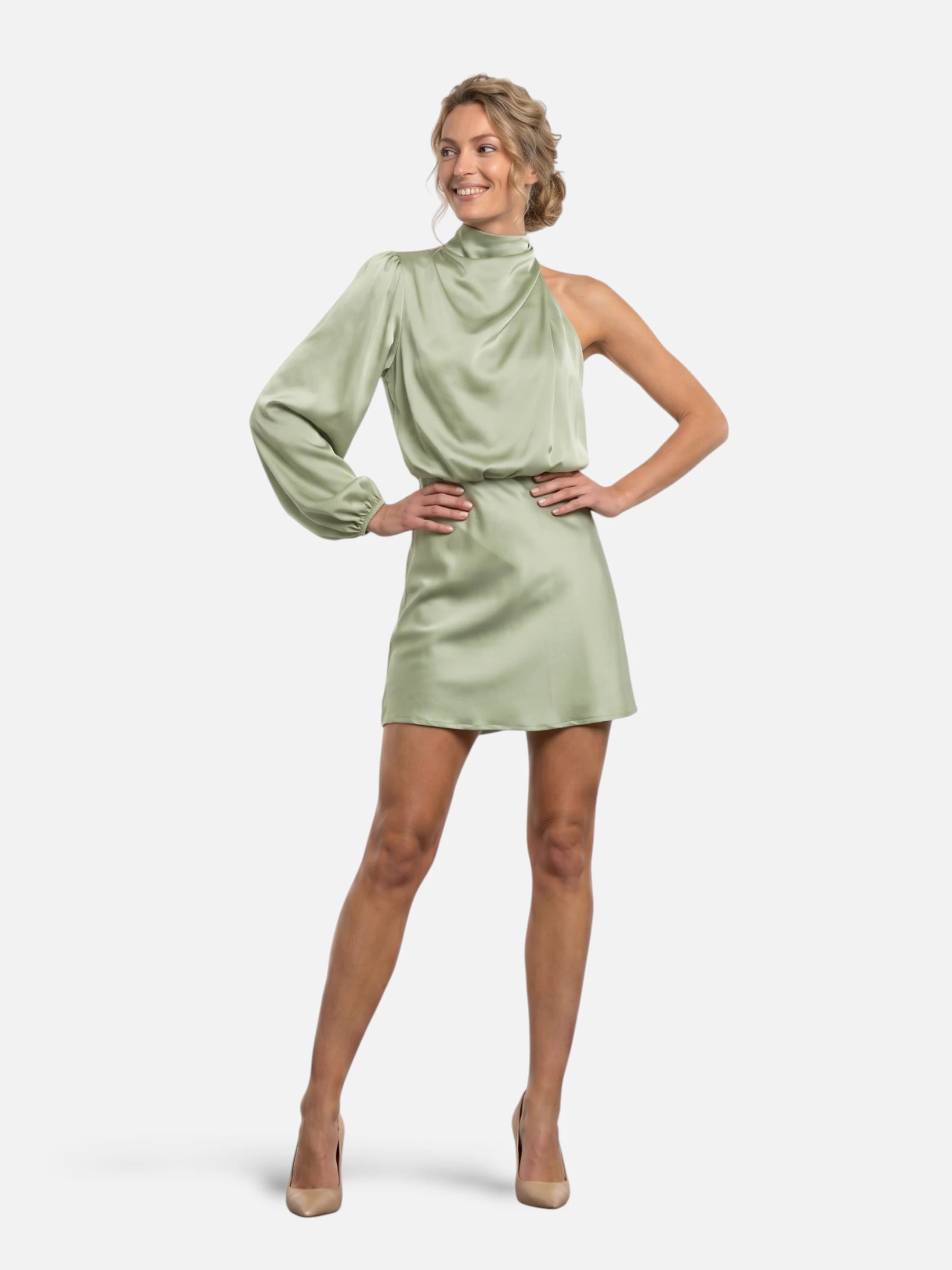 Robe mini satin col montant – coupe asymétrique et épaule dénudée
