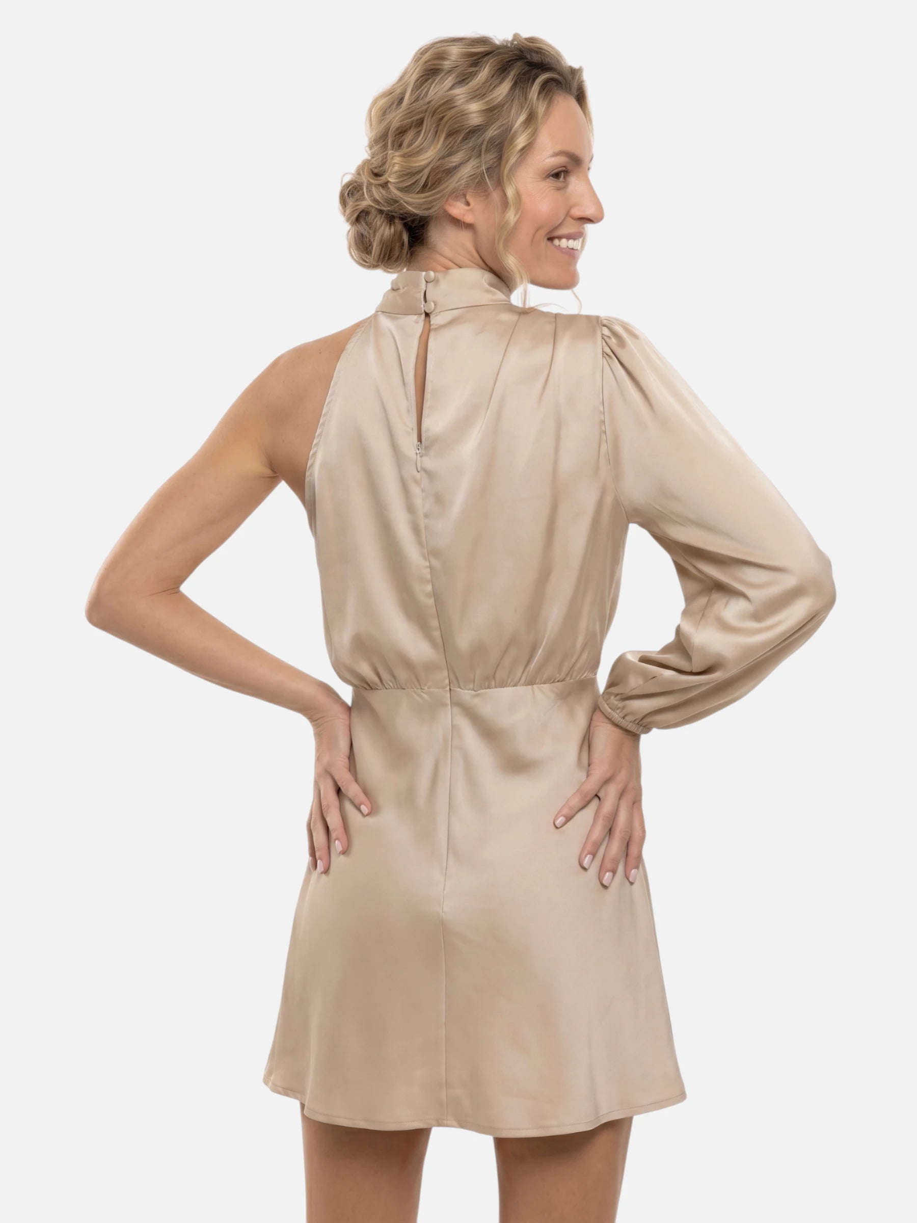 Robe mini satin col montant – coupe asymétrique et épaule dénudée