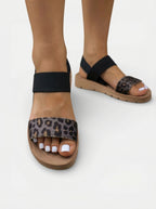 Sandales plates avec imprimé léopard et brides croisées pour femme