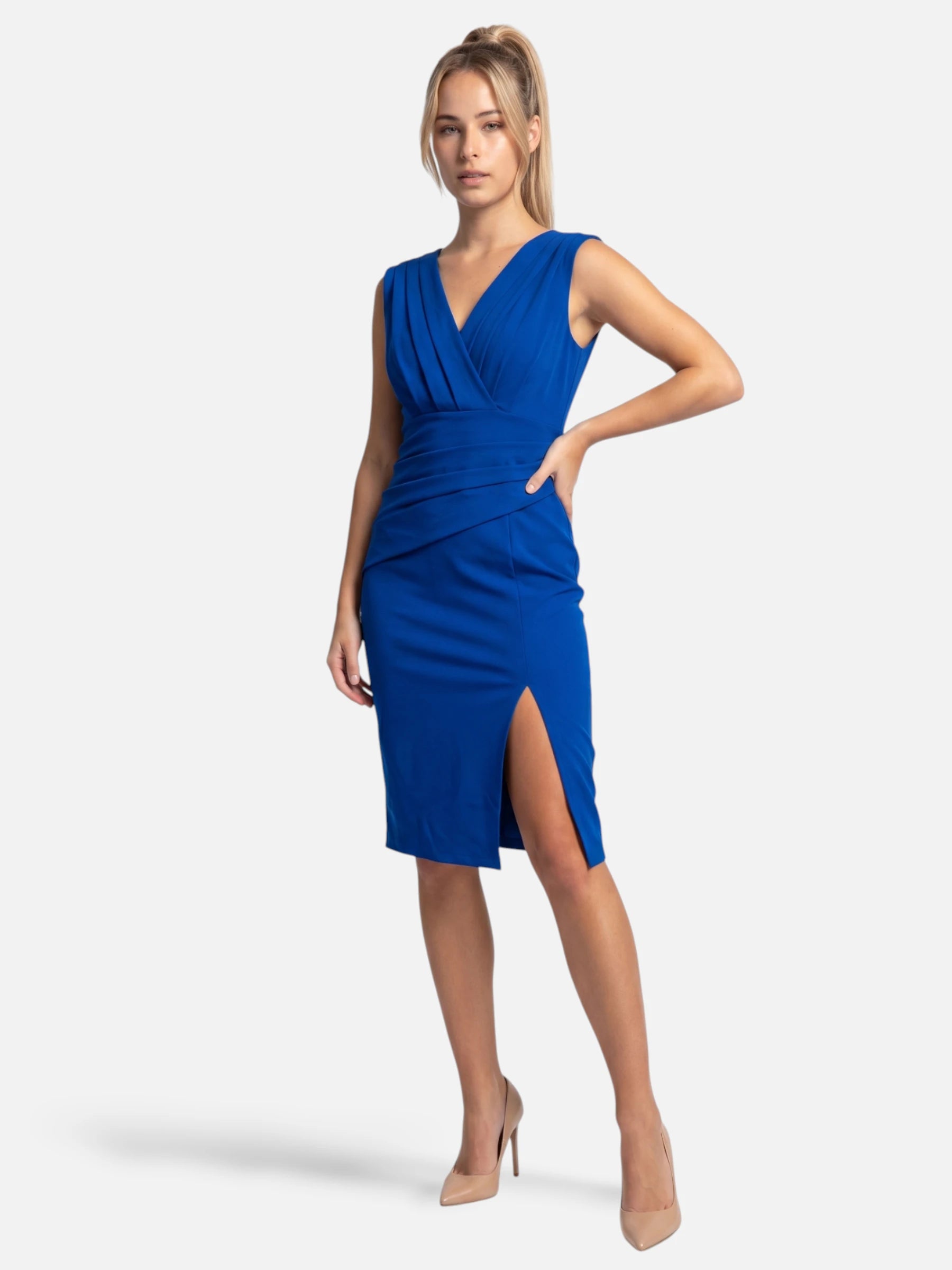 Robe fourreau col V drapé – fente asymétrique et taille froncée