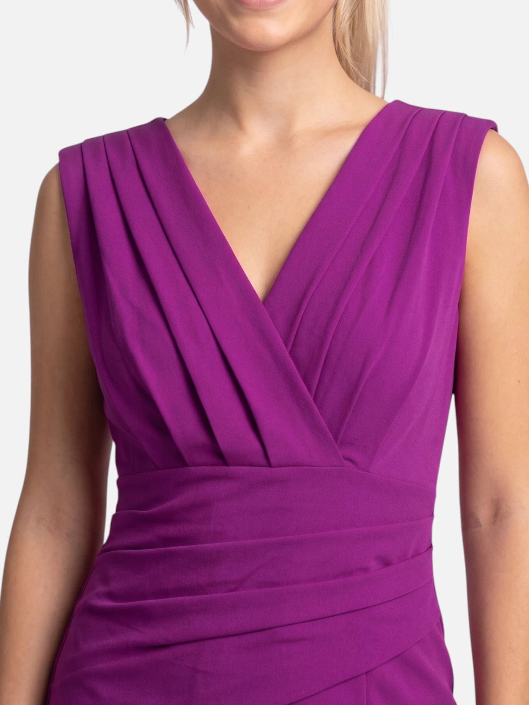 Robe fourreau col V drapé – fente asymétrique et taille froncée