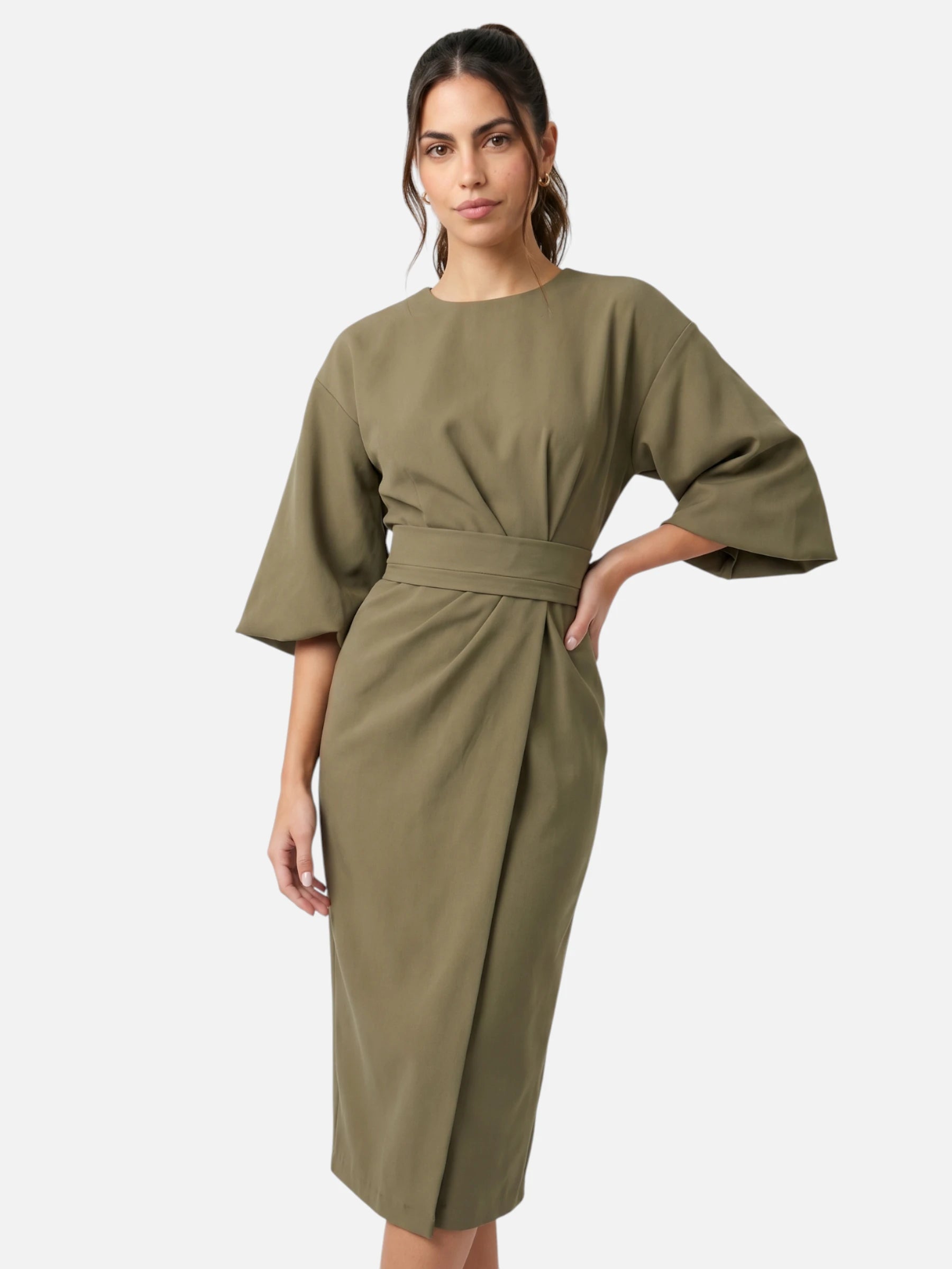 Robe midi ceinturée – manches kimono et jupe portefeuille