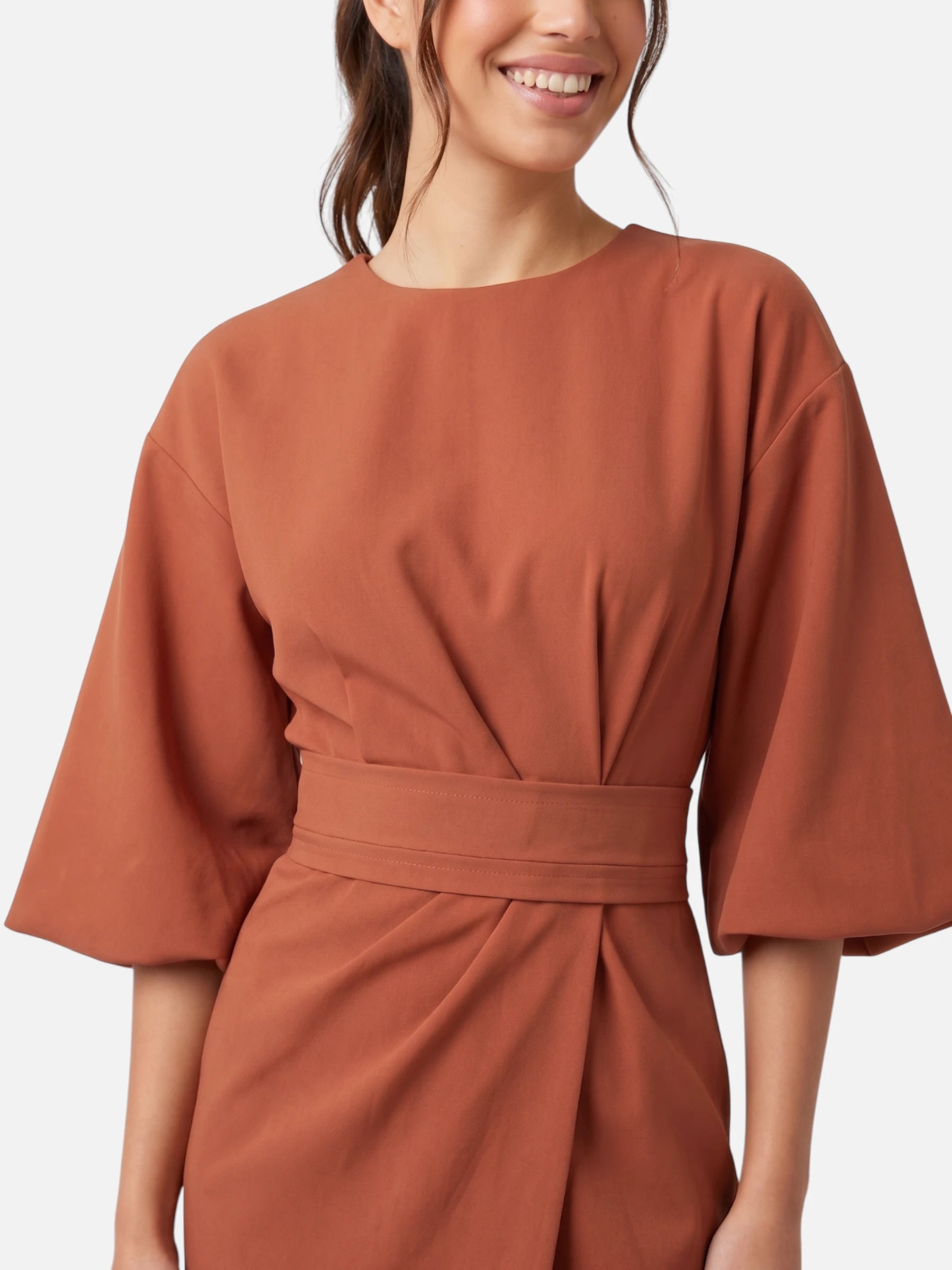 Robe midi ceinturée – manches kimono et jupe portefeuille
