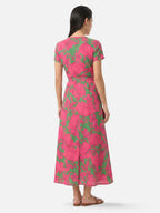 Robe longue portefeuille fleurie rose et vert manches courtes et ceinture nouée