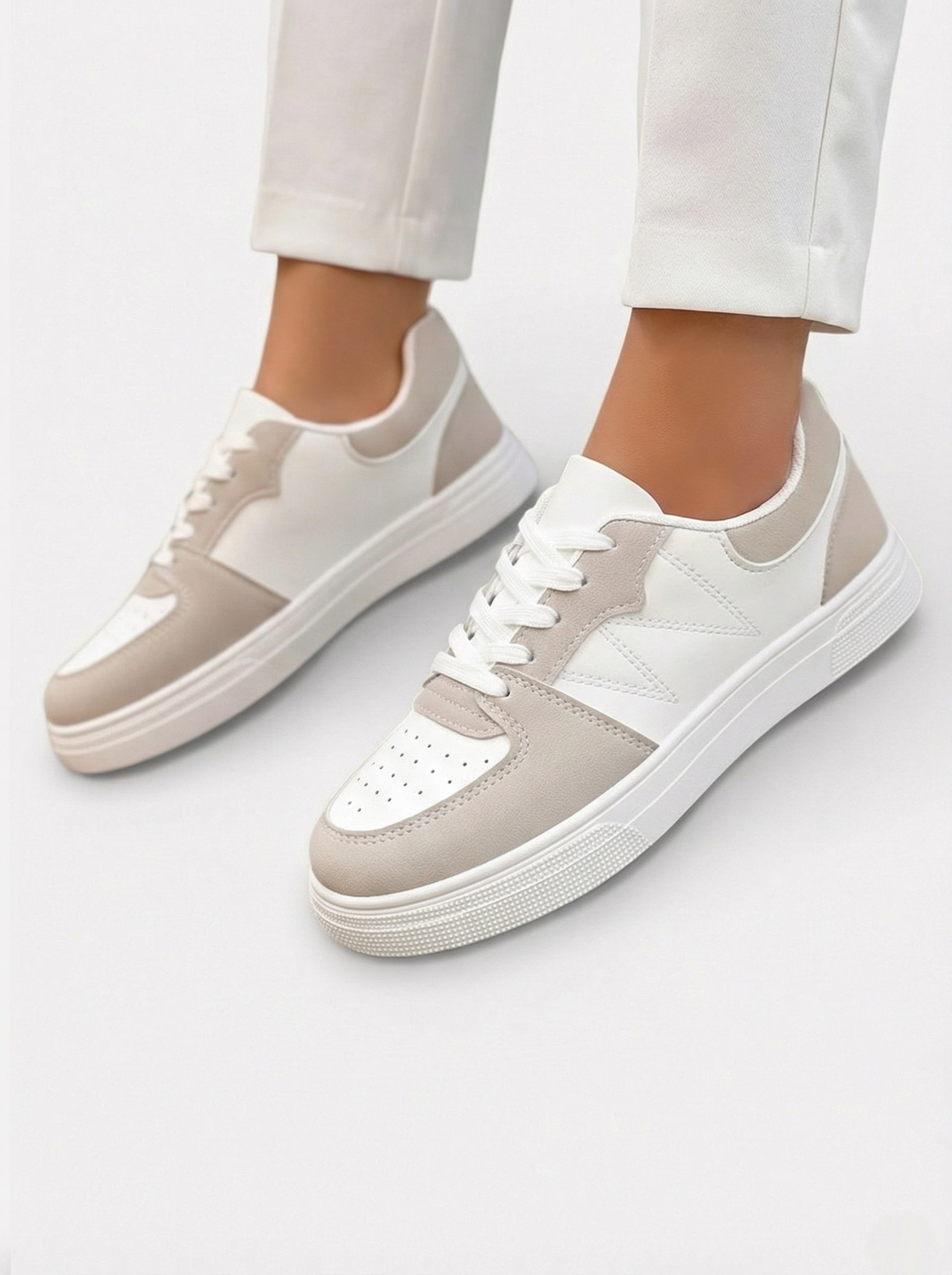 Baskets modernes à lacets avec semelle épaisse beige et blanc pour femme