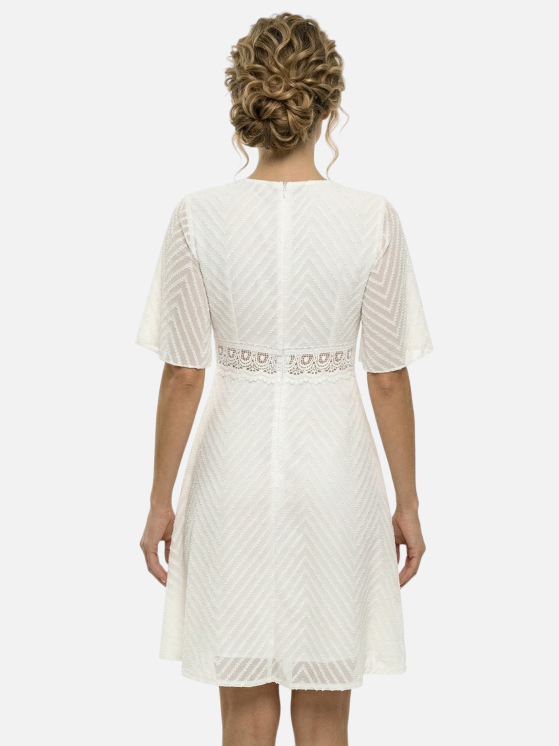 Robe femme élégante en dentelle blanche à manches courtes et col V