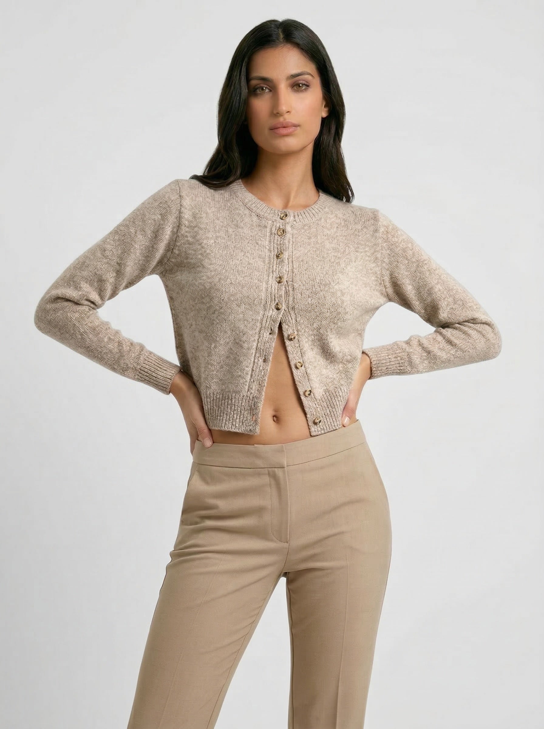Gilet court boutonné maille douce coupe ajustée élégant pour femme