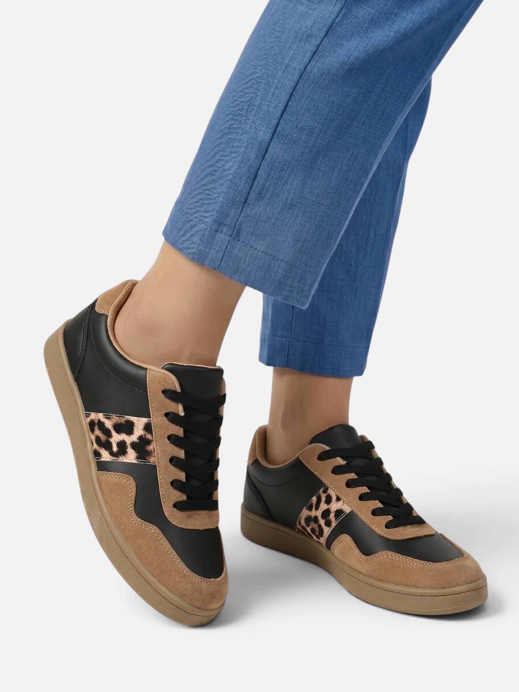 Women's retro-style sneakers with leopard stripe and rubber sole