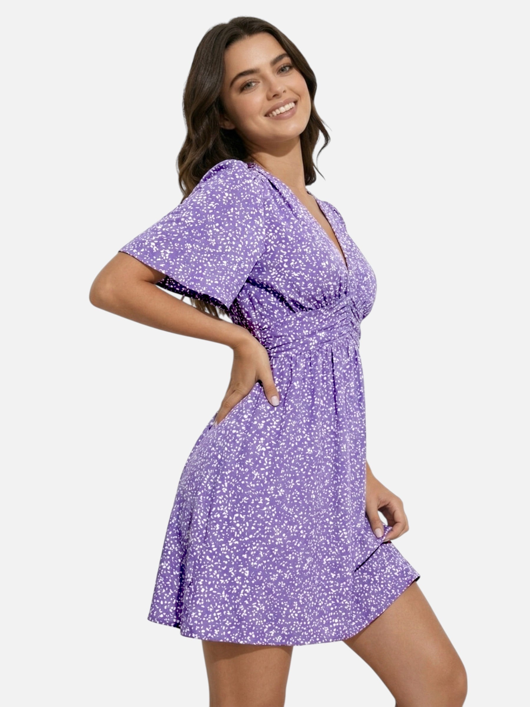 Vestido corto fluido con estampado, cuello en V y cintura marcada para mujer