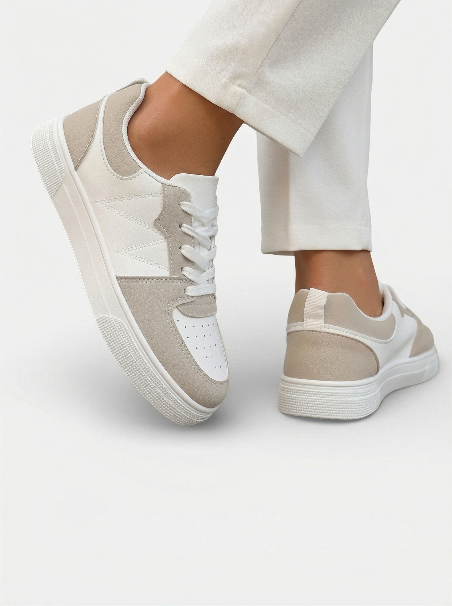 Baskets modernes à lacets avec semelle épaisse beige et blanc pour femme