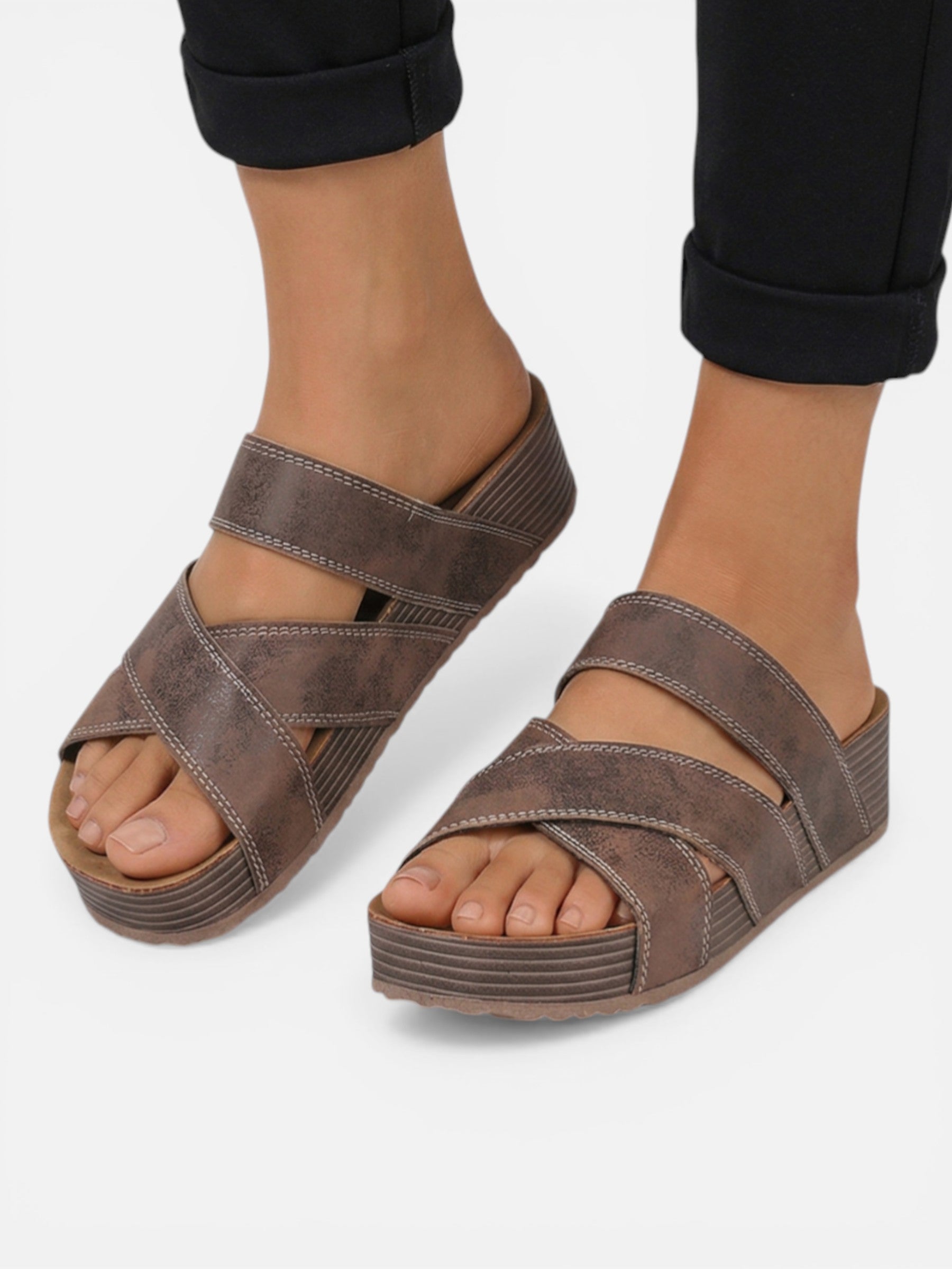 Sandales compensées confort femme à brides croisées effet cuir