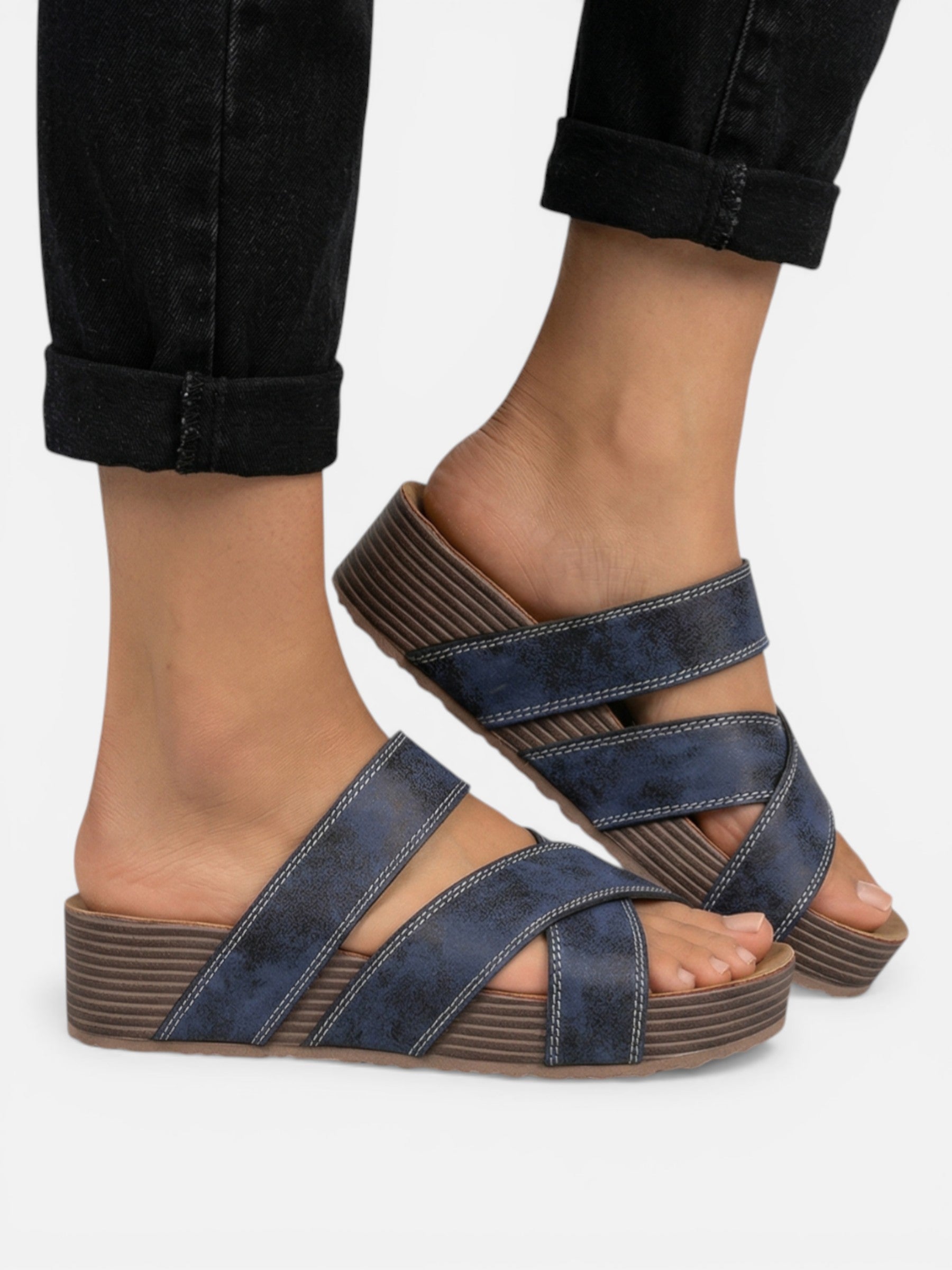 Sandales compensées confort femme à brides croisées effet cuir