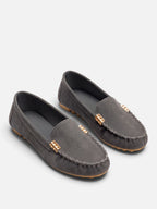 Mocasines elegantes y ligeros para mujer con detalle metálico