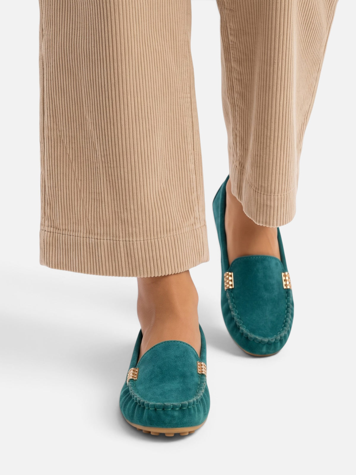 Mocasines elegantes y ligeros para mujer con detalle metálico