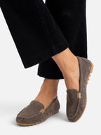 Mocasines elegantes y ligeros para mujer con detalle metálico