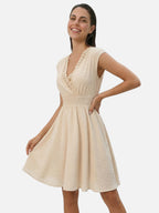 Vestido ligero y fluido con cuello de encaje y cintura ajustada para mujer