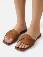 Sandales plates à brides croisées texturées style minimaliste pour femme