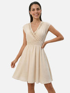 Vestido ligero y fluido con cuello de encaje y cintura ajustada para mujer