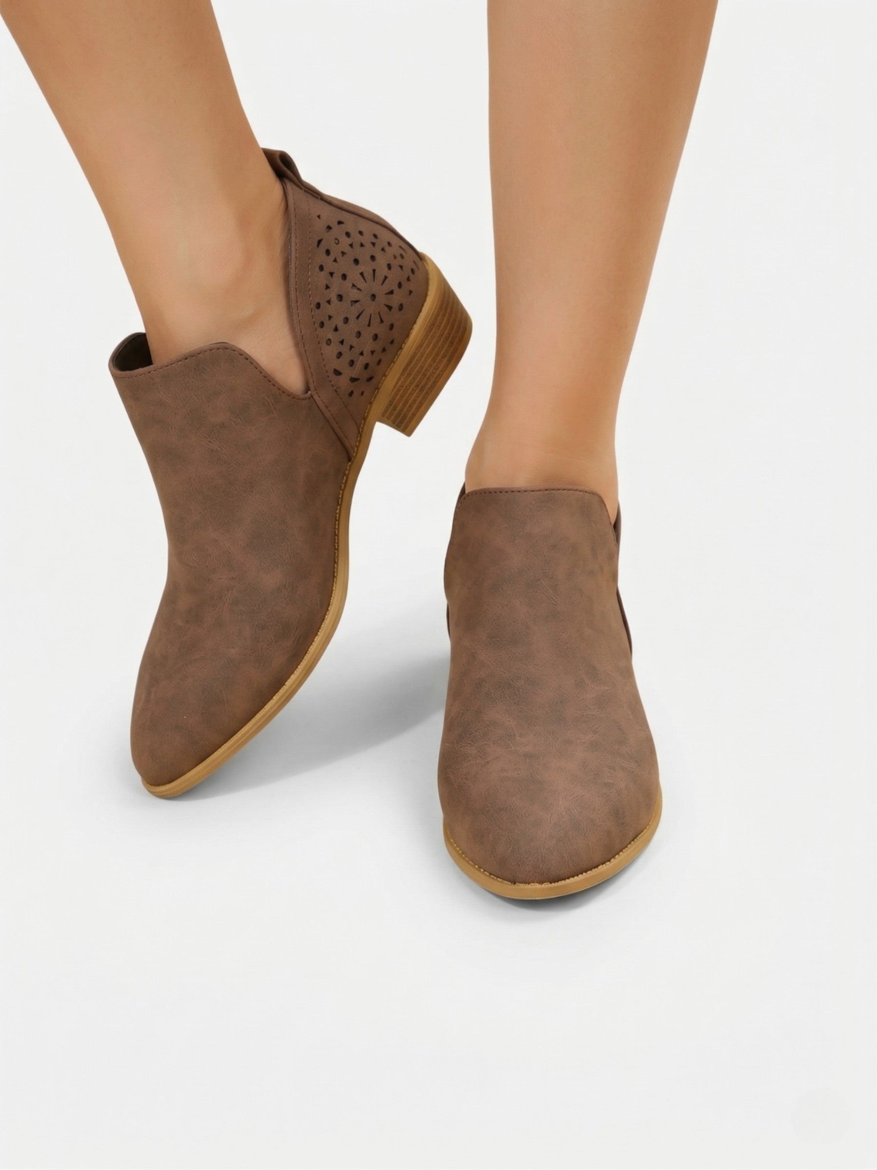 Botines calados para mujer con tacón bajo cómodos estilo western