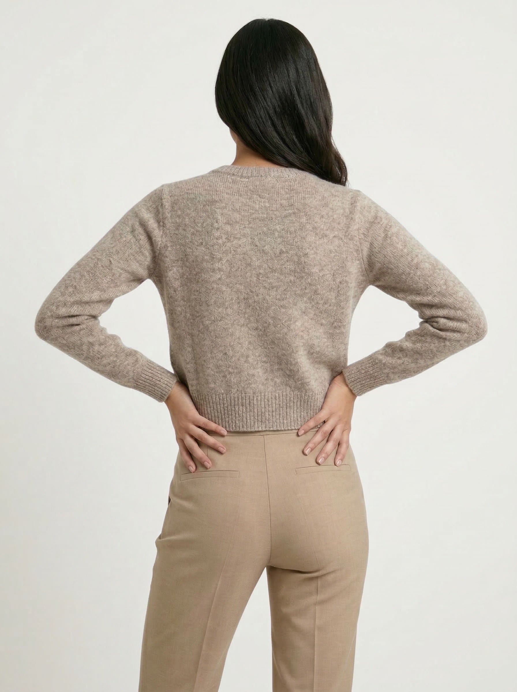 Gilet court boutonné maille douce coupe ajustée élégant pour femme
