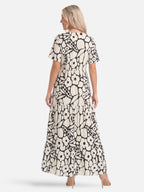 Robe longue fleurie col V – imprimé rétro et coupe volantée