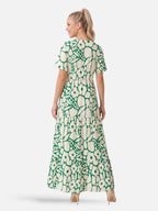 Robe longue fleurie col V – imprimé rétro et coupe volantée