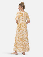 Robe longue fleurie col V – imprimé rétro et coupe volantée