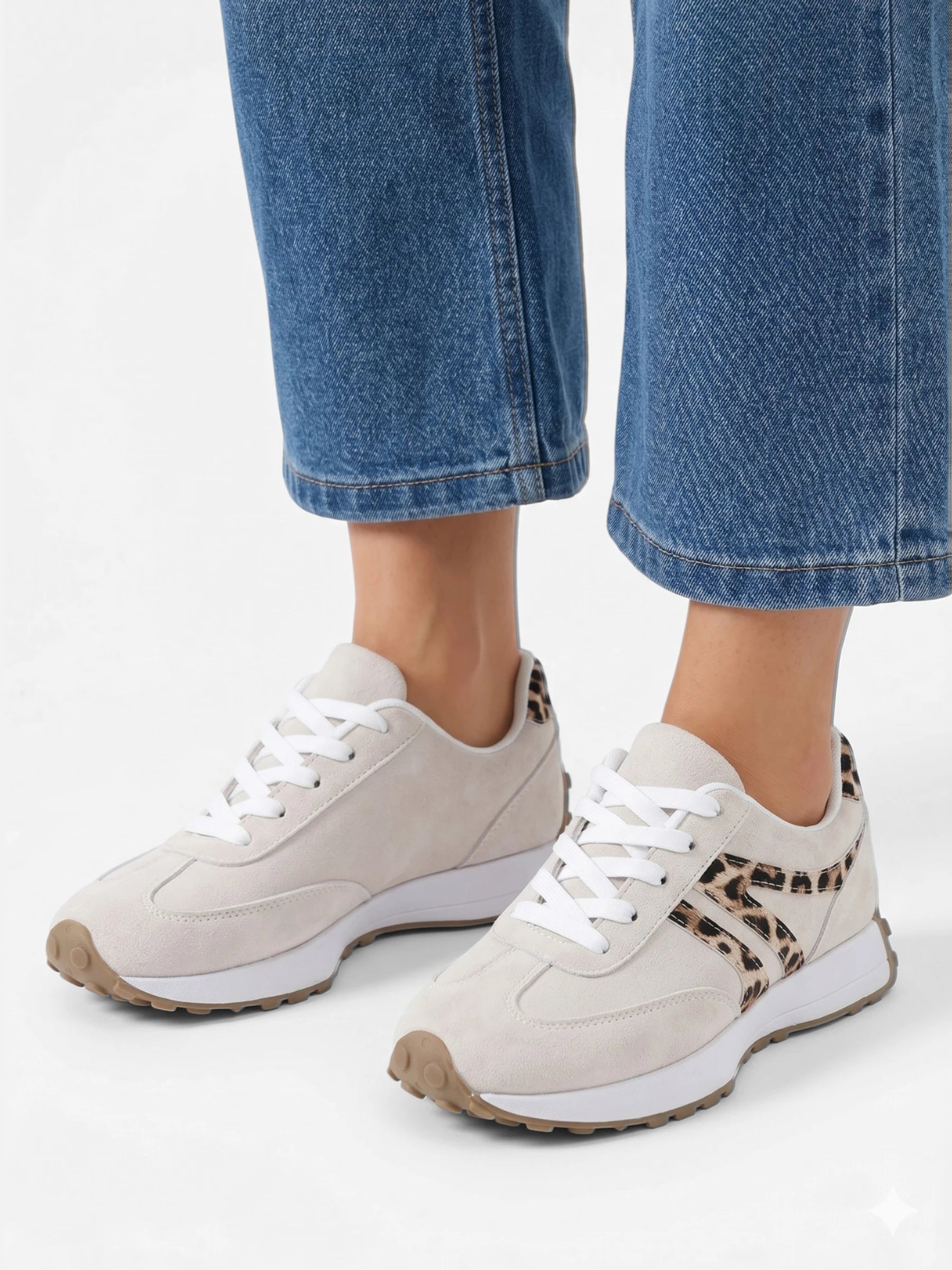 Zapatillas beige para mujer con estampado de leopardo